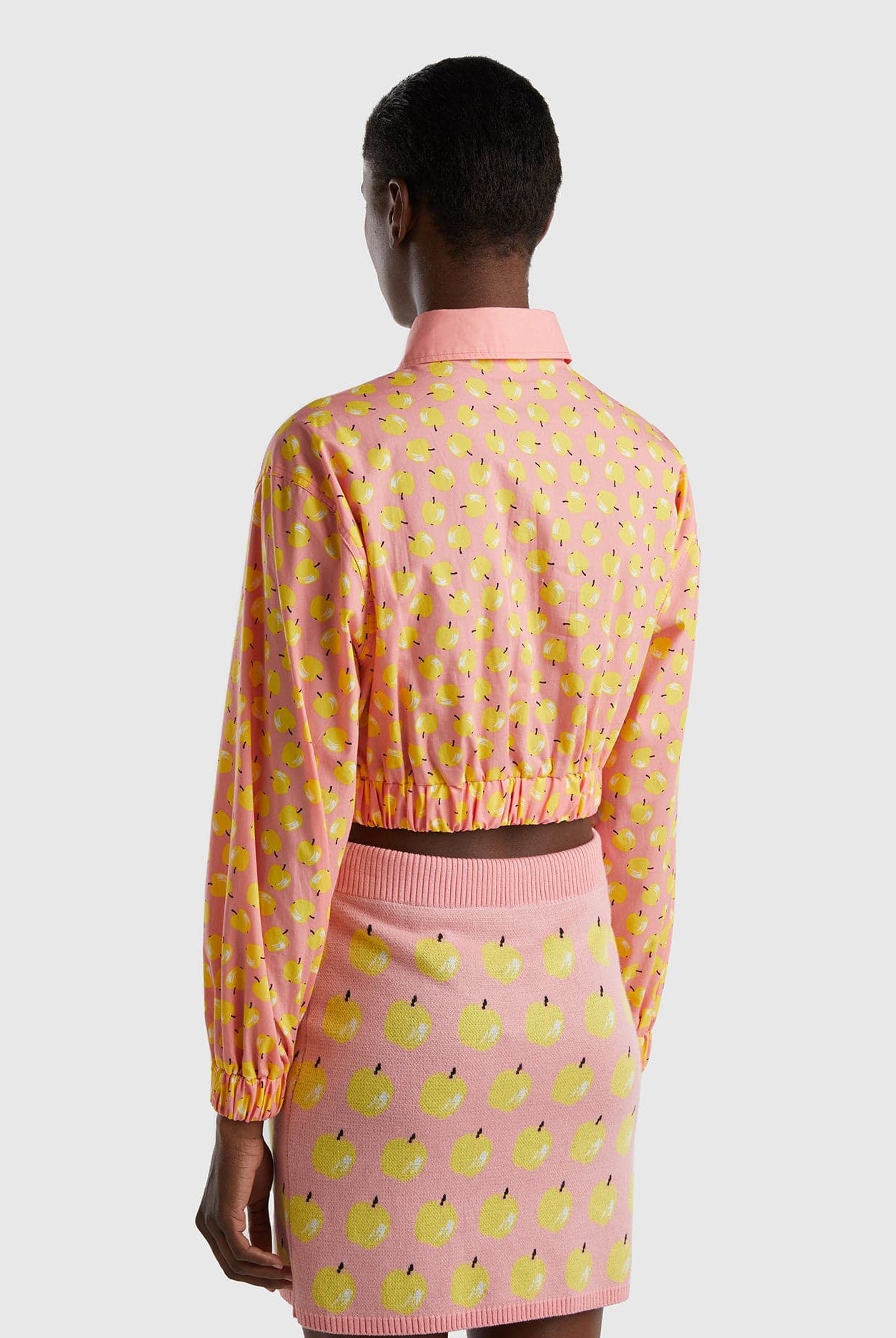 يونايتد كولورز اوف بينيتون قميص قصير بنمط الفاكهة بخصر مرتفع نسائي