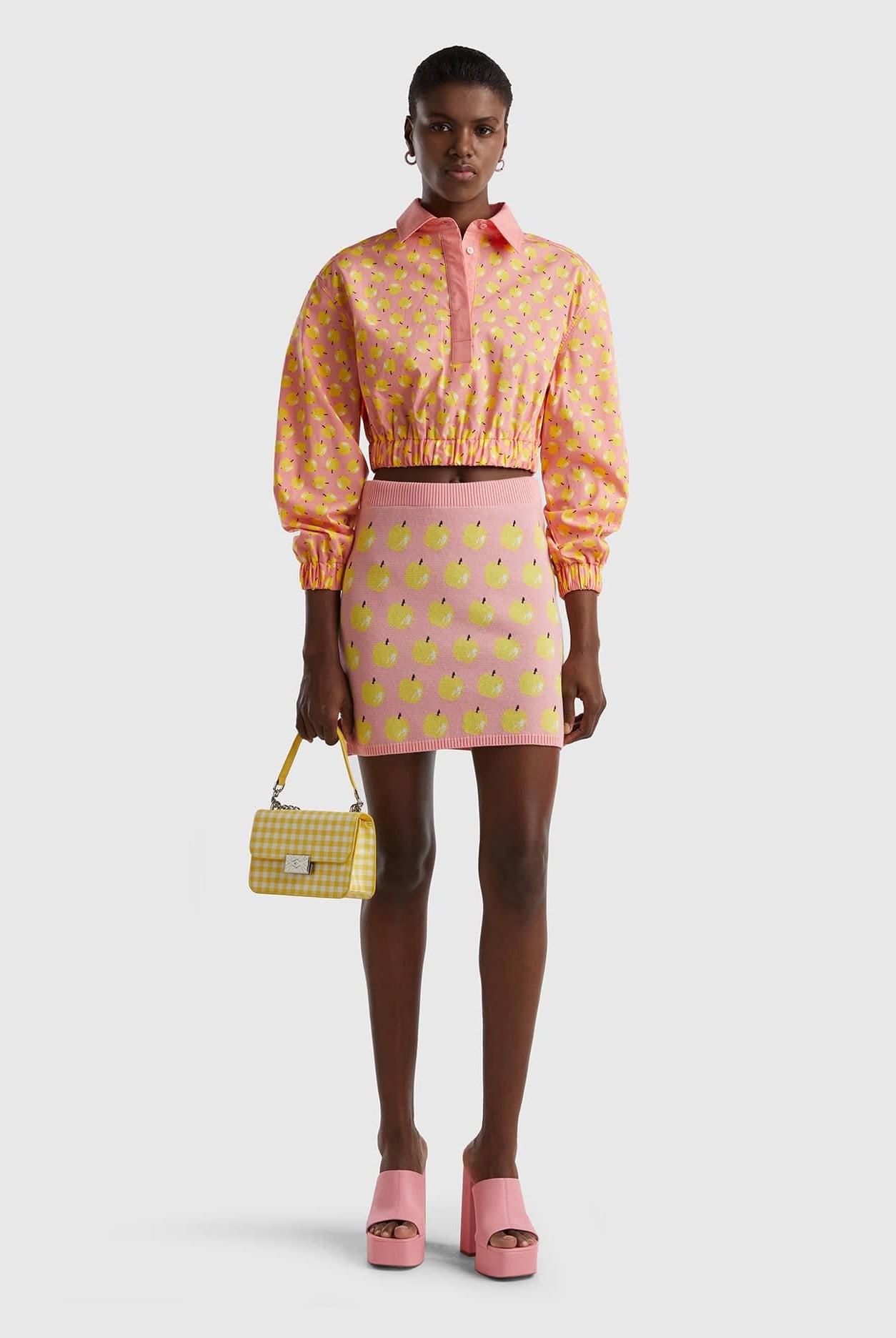 يونايتد كولورز اوف بينيتون قميص قصير بنمط الفاكهة بخصر مرتفع نسائي