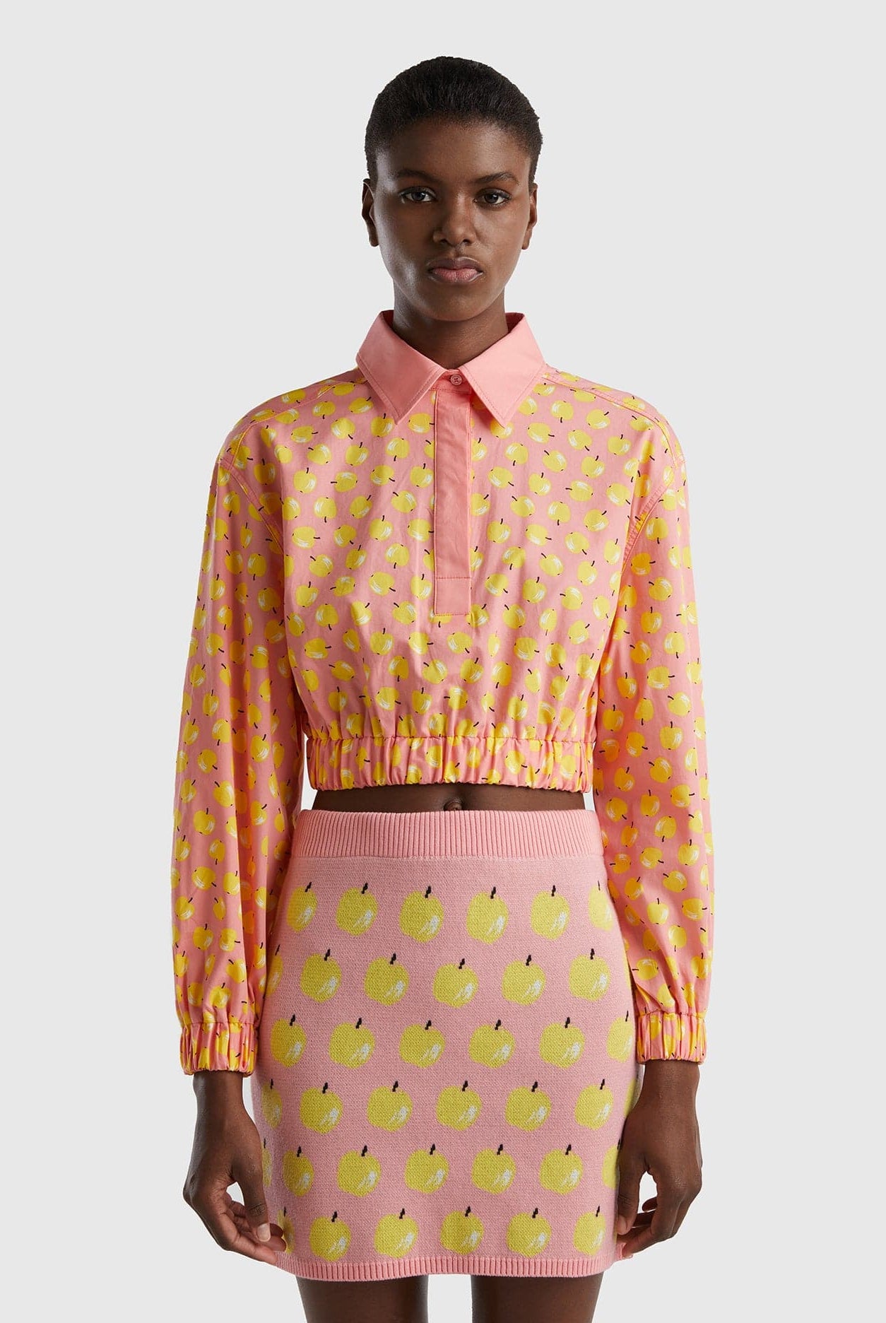 يونايتد كولورز اوف بينيتون قميص قصير بنمط الفاكهة بخصر مرتفع نسائي