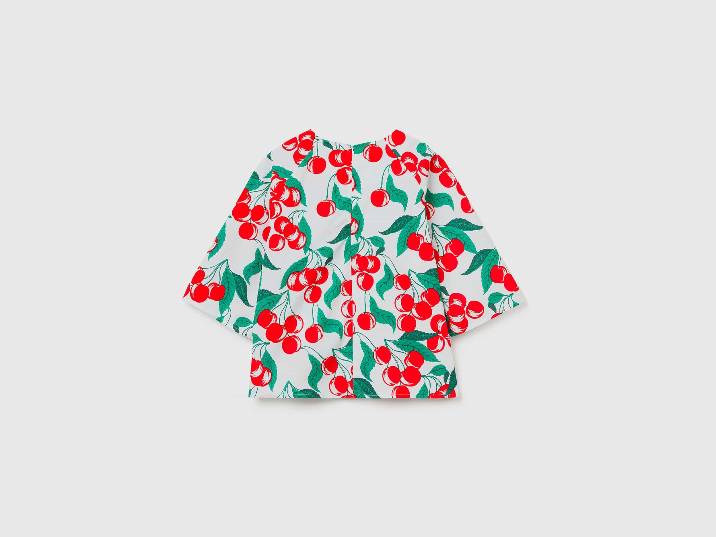 يونايتد كولورز اوف بينيتون بلوزة بطبعة الكرز نص كم نسائي