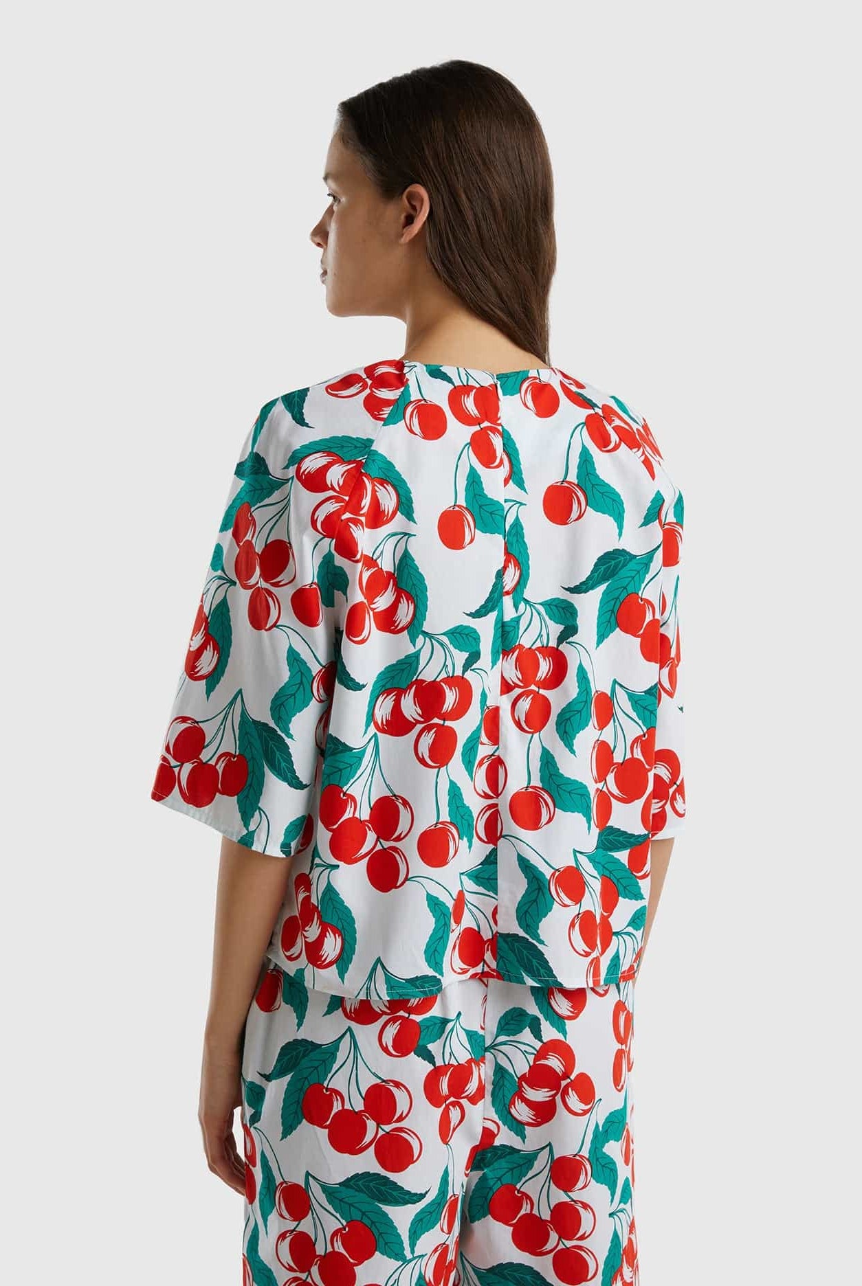 يونايتد كولورز اوف بينيتون بلوزة بطبعة الكرز نص كم نسائي