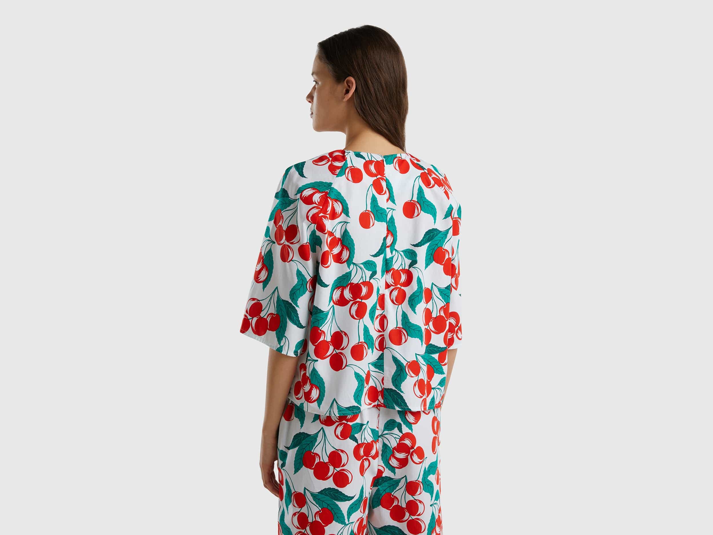 يونايتد كولورز اوف بينيتون بلوزة بطبعة الكرز نص كم نسائي