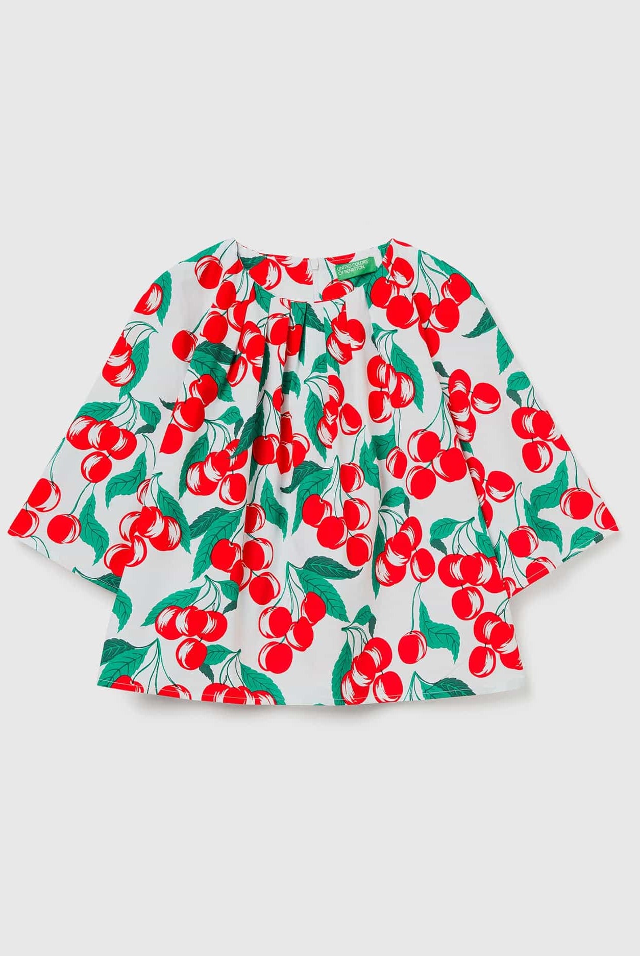 يونايتد كولورز اوف بينيتون بلوزة بطبعة الكرز نص كم نسائي