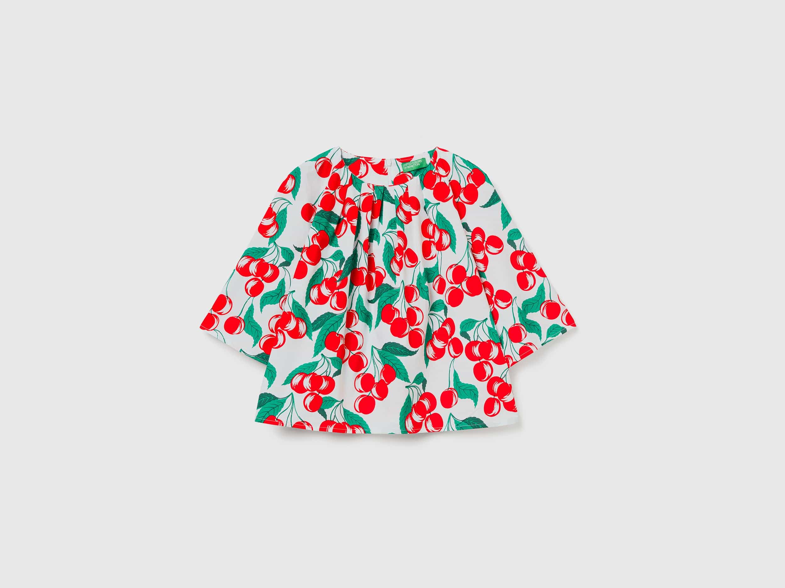 يونايتد كولورز اوف بينيتون بلوزة بطبعة الكرز نص كم نسائي