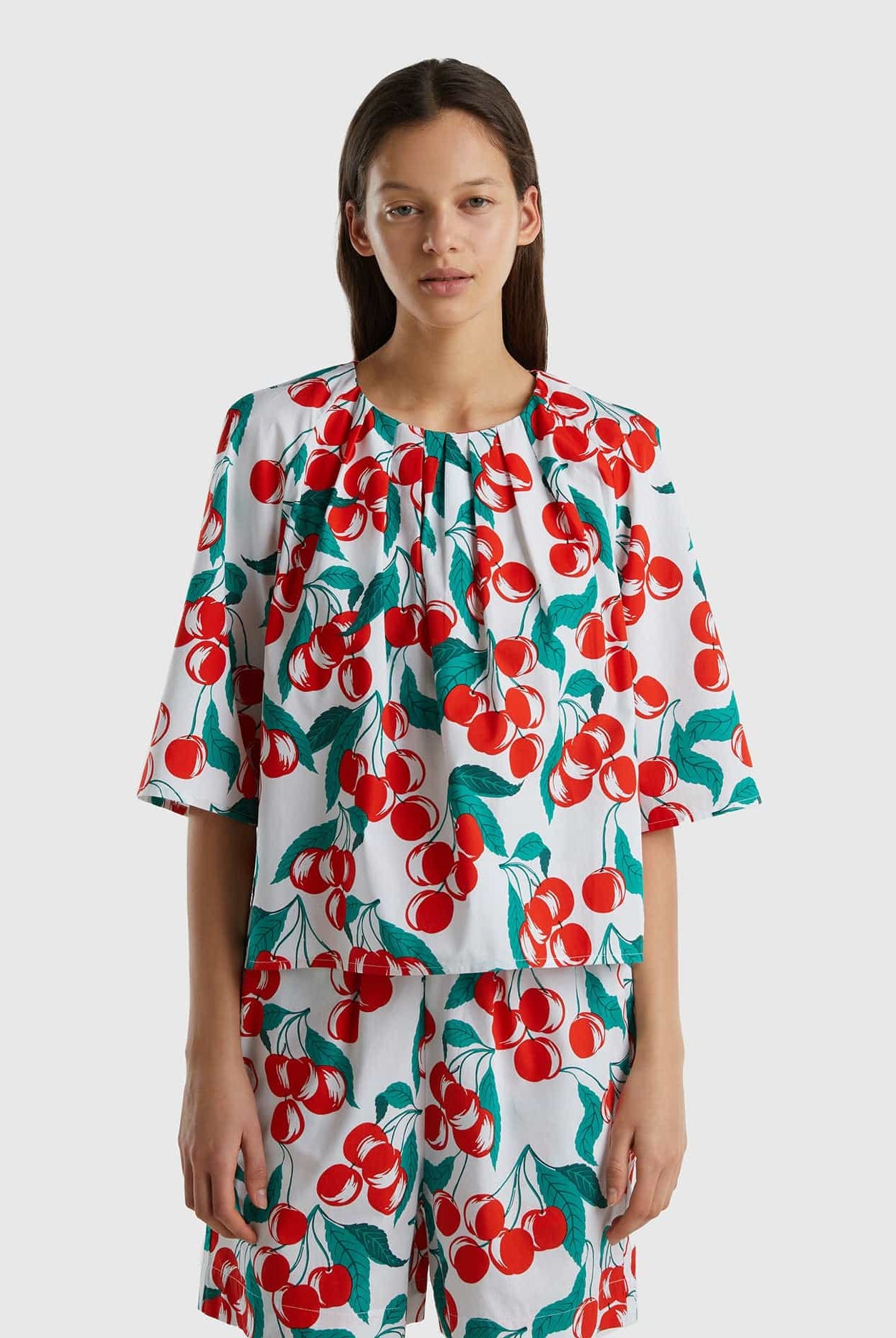 يونايتد كولورز اوف بينيتون بلوزة بطبعة الكرز نص كم نسائي