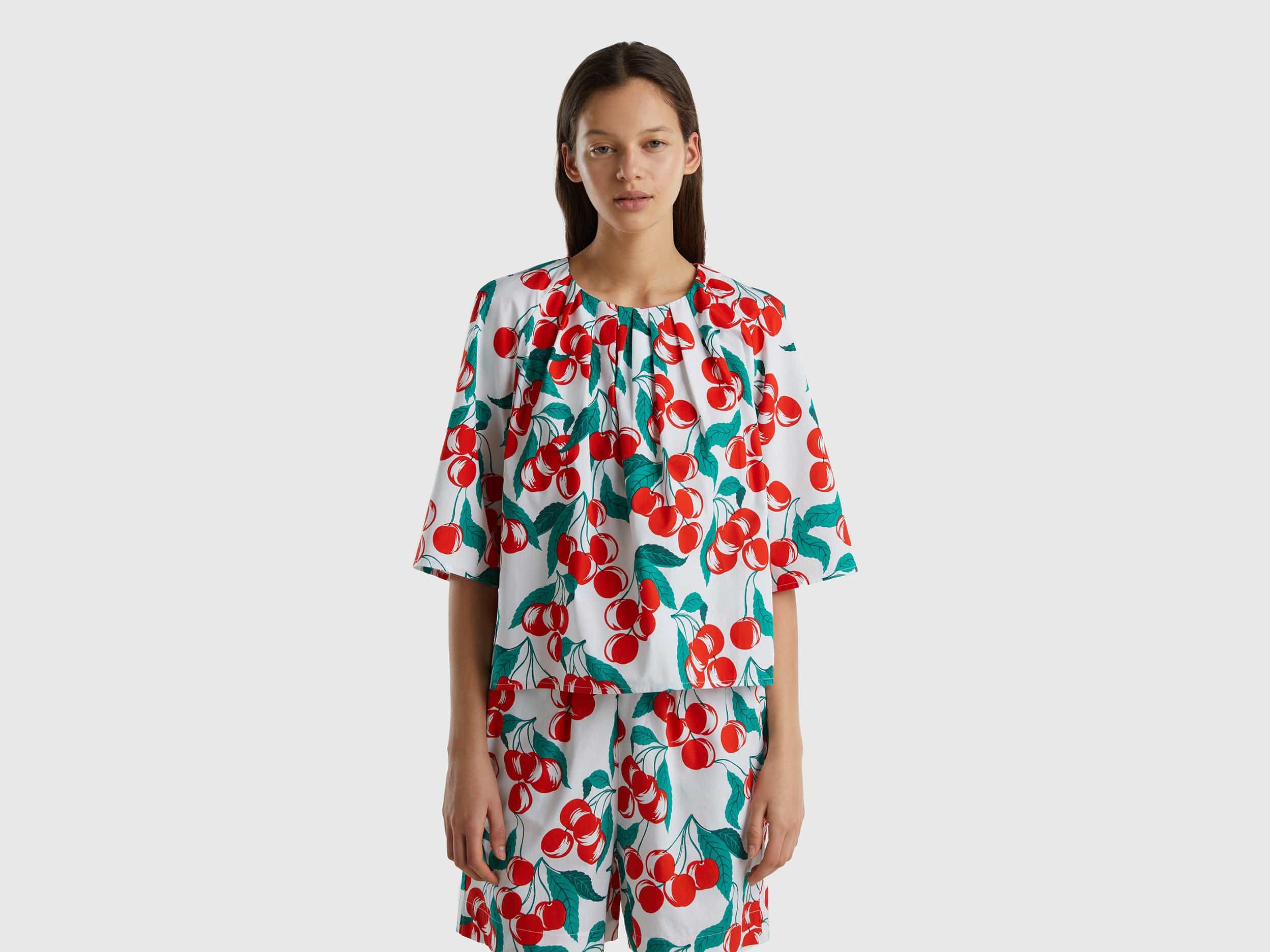 يونايتد كولورز اوف بينيتون بلوزة بطبعة الكرز نص كم نسائي