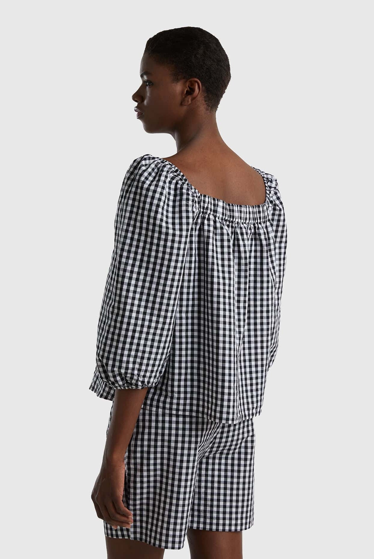 يونايتد كولورز اوف بينيتون بلوزة فيشي كتان مربعات أكمام بف نسائي