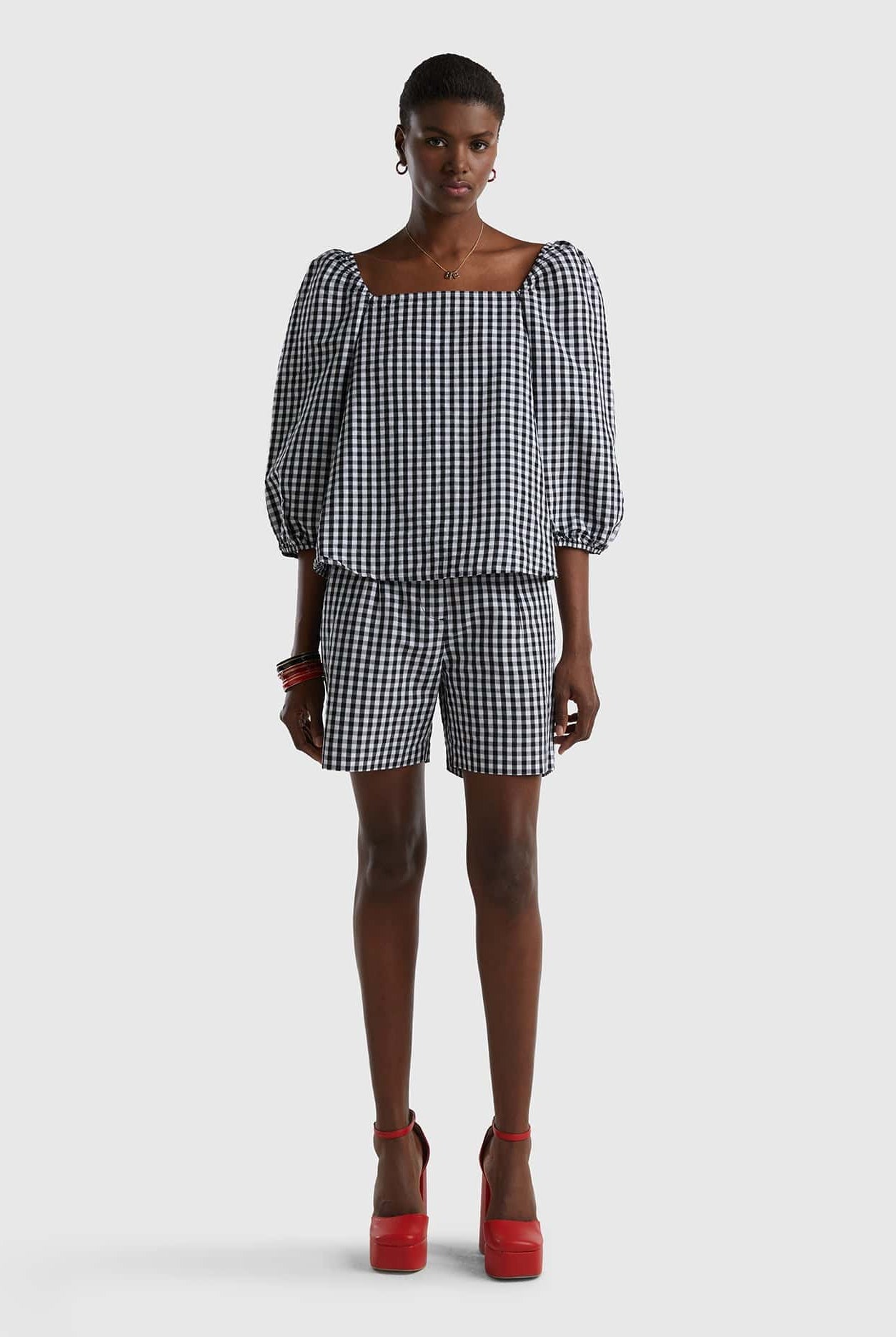 يونايتد كولورز اوف بينيتون بلوزة فيشي كتان مربعات أكمام بف نسائي