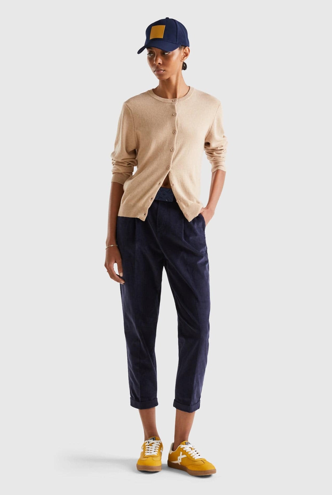 يونايتد كولورز اوف بينيتون سترة نسائية بأكمام طويلة وازرار من الامام