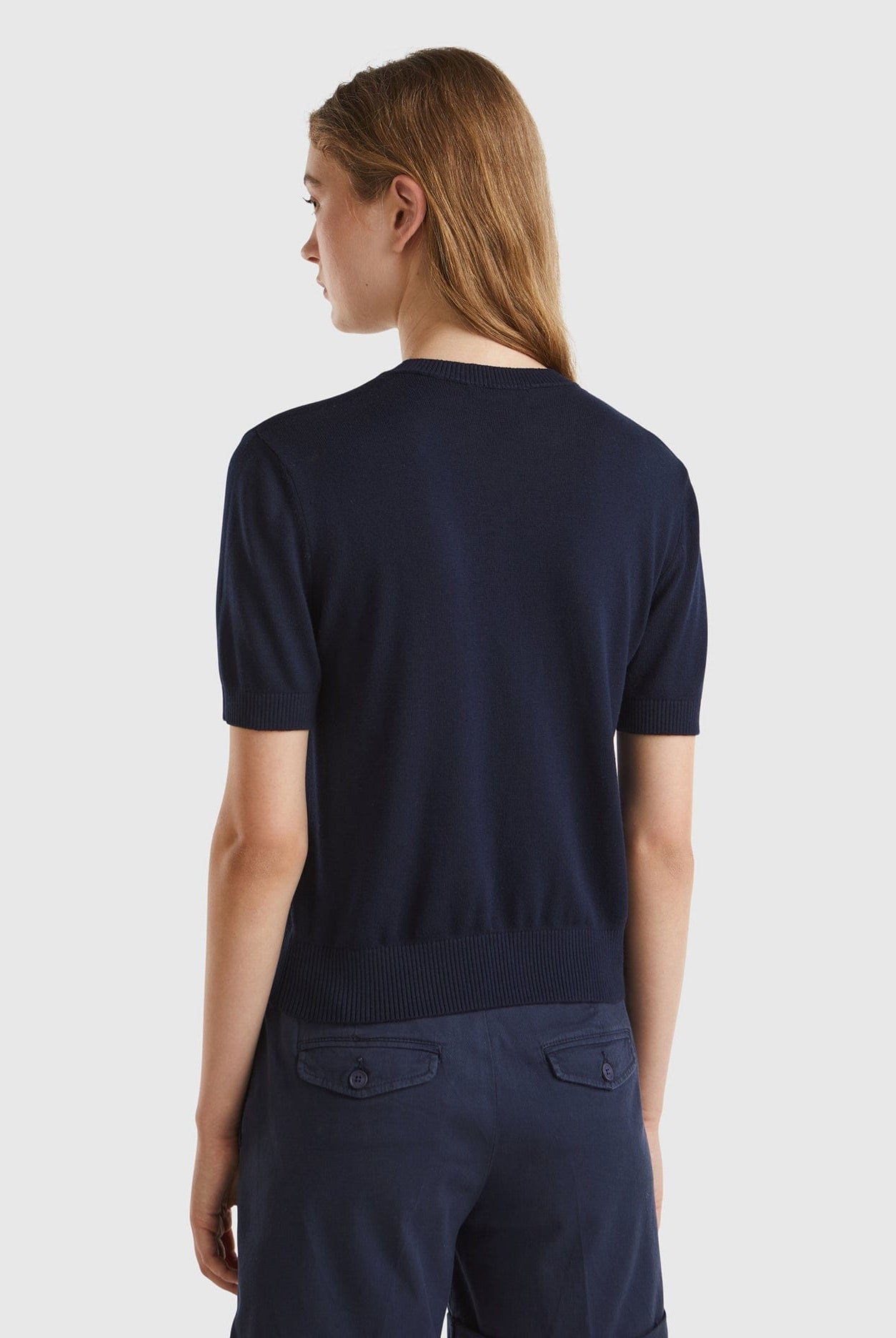 يونايتد كولورز اوف بينيتون سترة نسائية برقبة دائرية بأكمام قصيرة