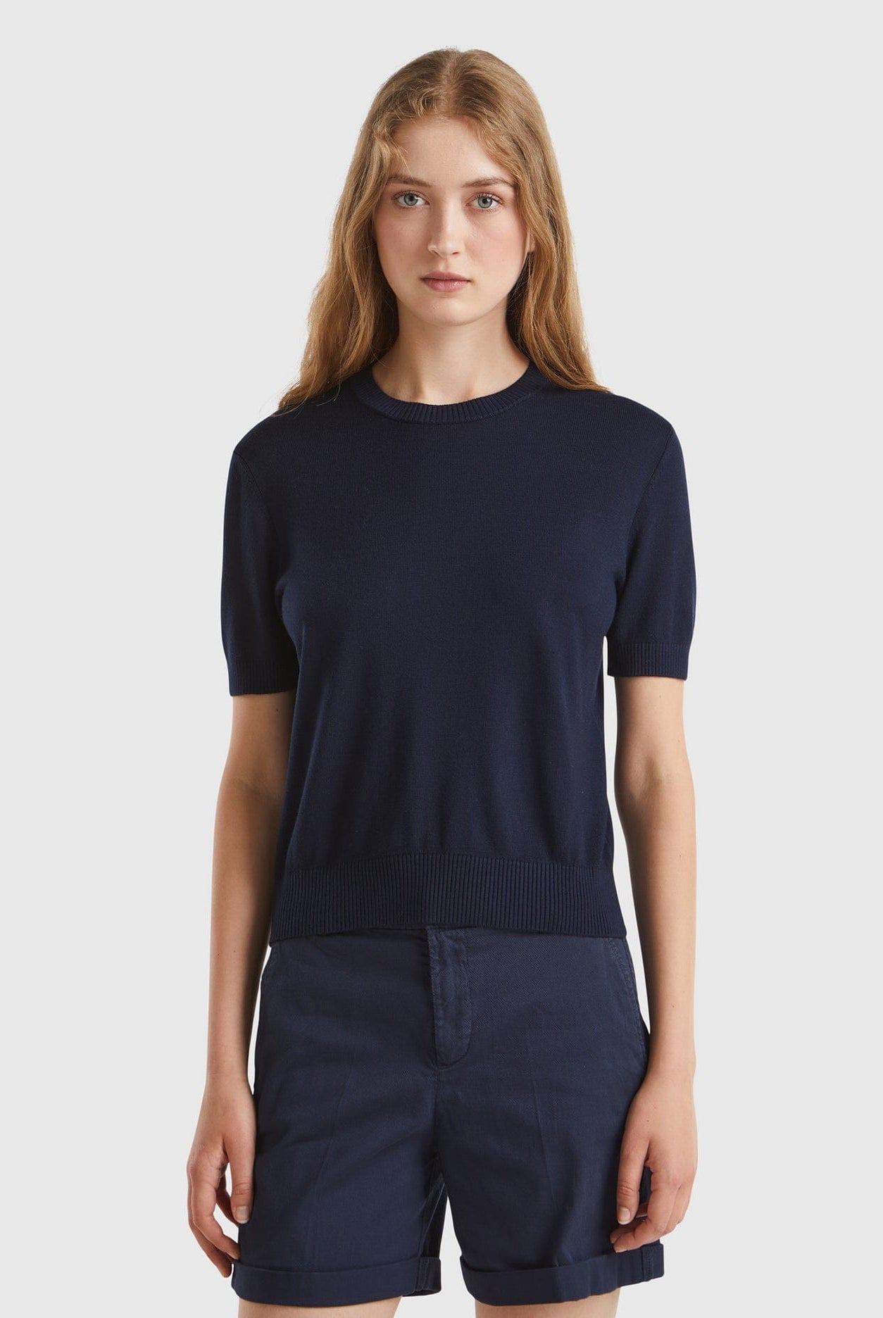 يونايتد كولورز اوف بينيتون سترة نسائية برقبة دائرية بأكمام قصيرة