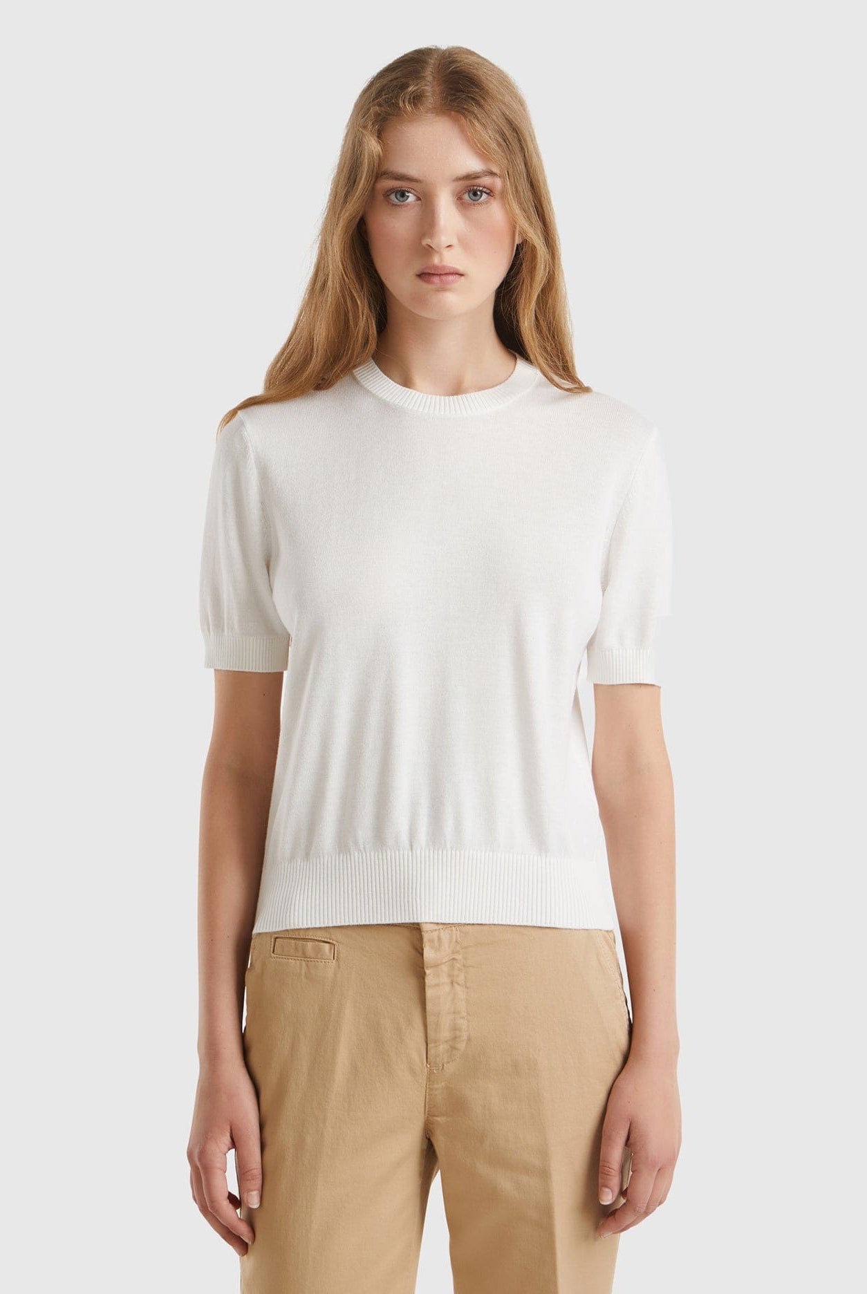 يونايتد كولورز اوف بينيتون سترة نسائية برقبة دائرية بأكمام قصيرة