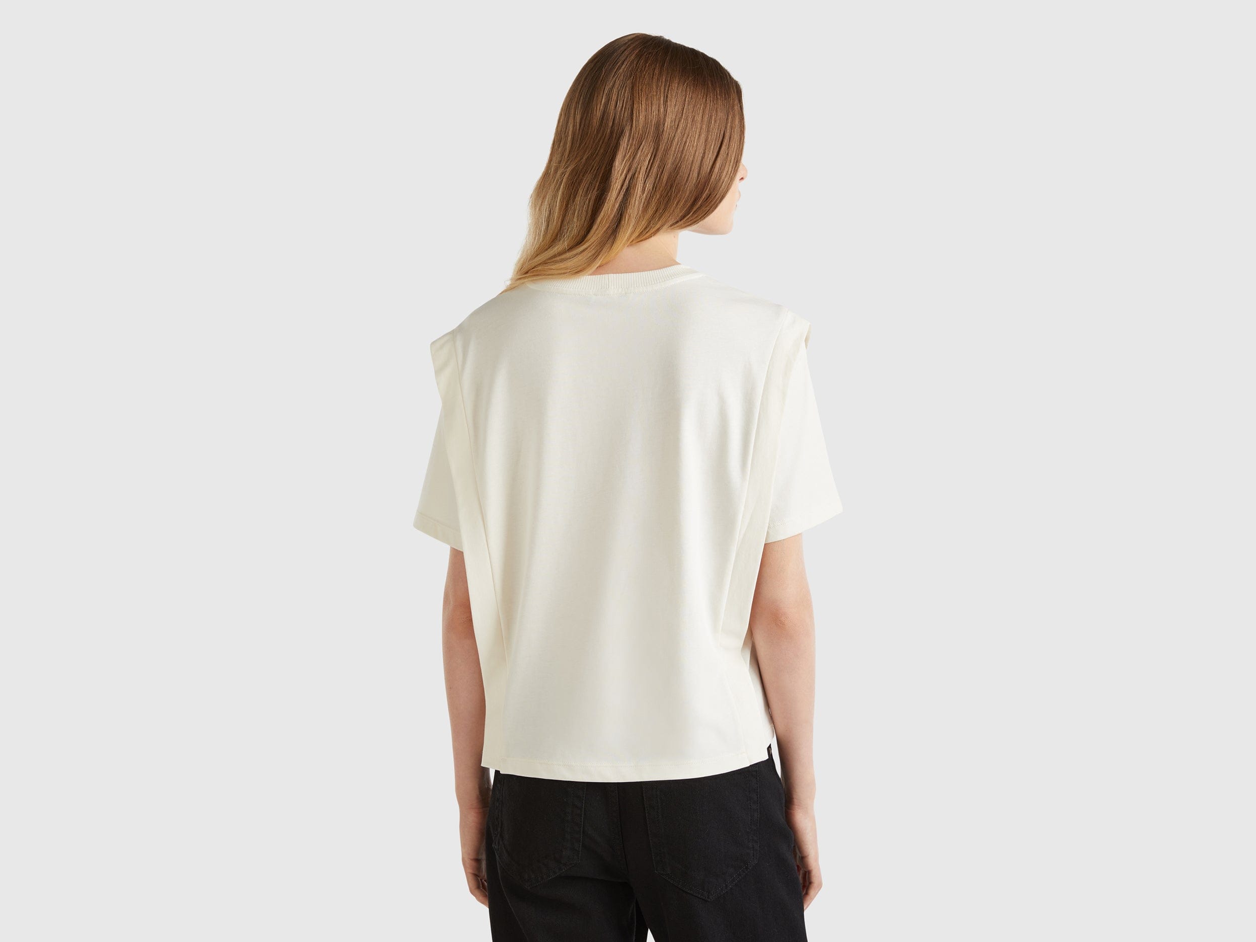 يونايتد كولورز اوف بينيتون تي شيرت نسائي بأكمام قصيرة وحواف مطوية بالأجناب