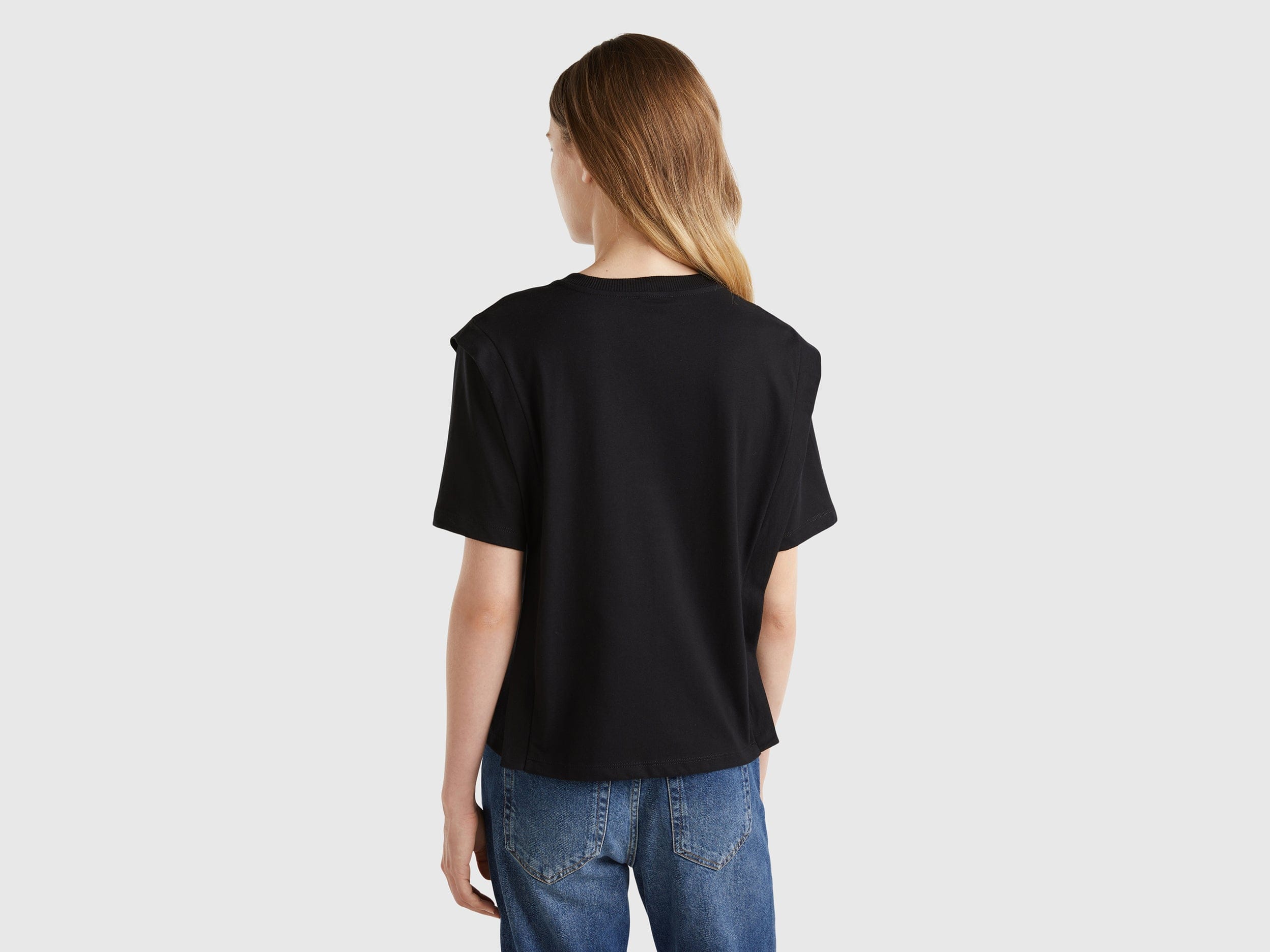 يونايتد كولورز اوف بينيتون تي شيرت نسائي بأكمام قصيرة وحواف مطوية بالأجناب