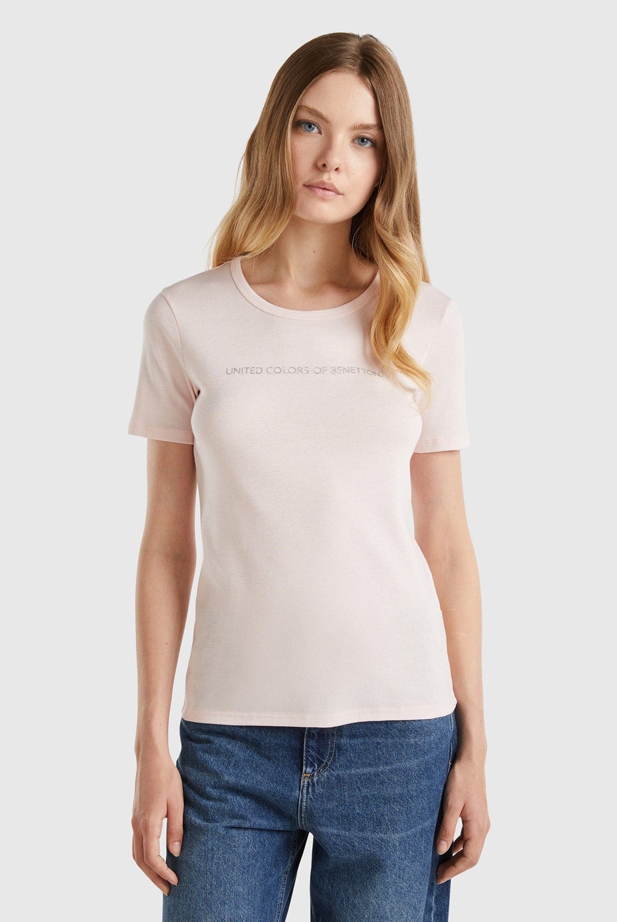 يونايتد كولورز اوف بينيتون تي شيرت نسائي قطن مع شعار مطبوع بلمعة