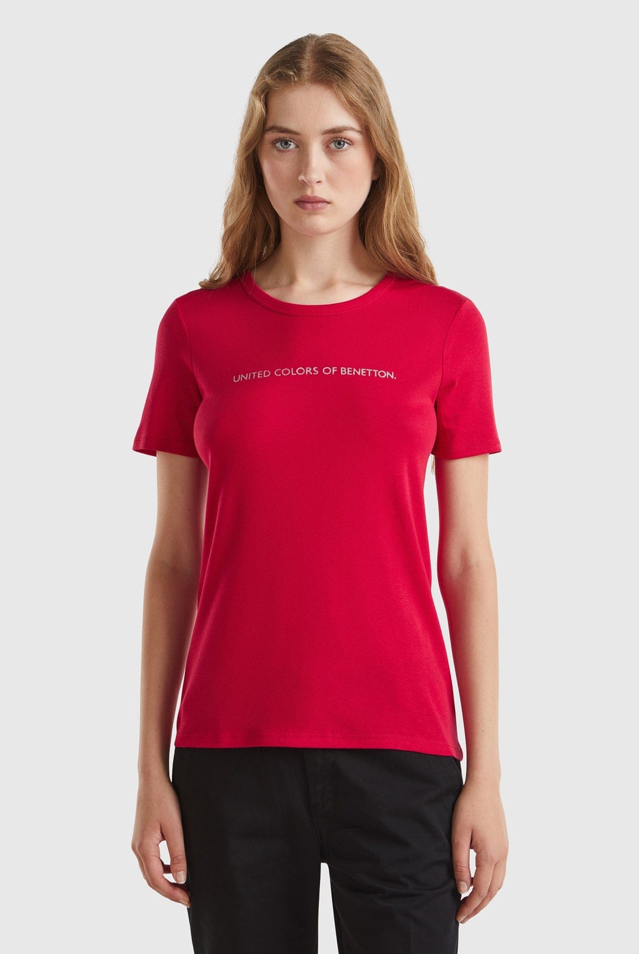 يونايتد كولورز اوف بينيتون تي شيرت نسائي قطن مع شعار مطبوع بلمعة