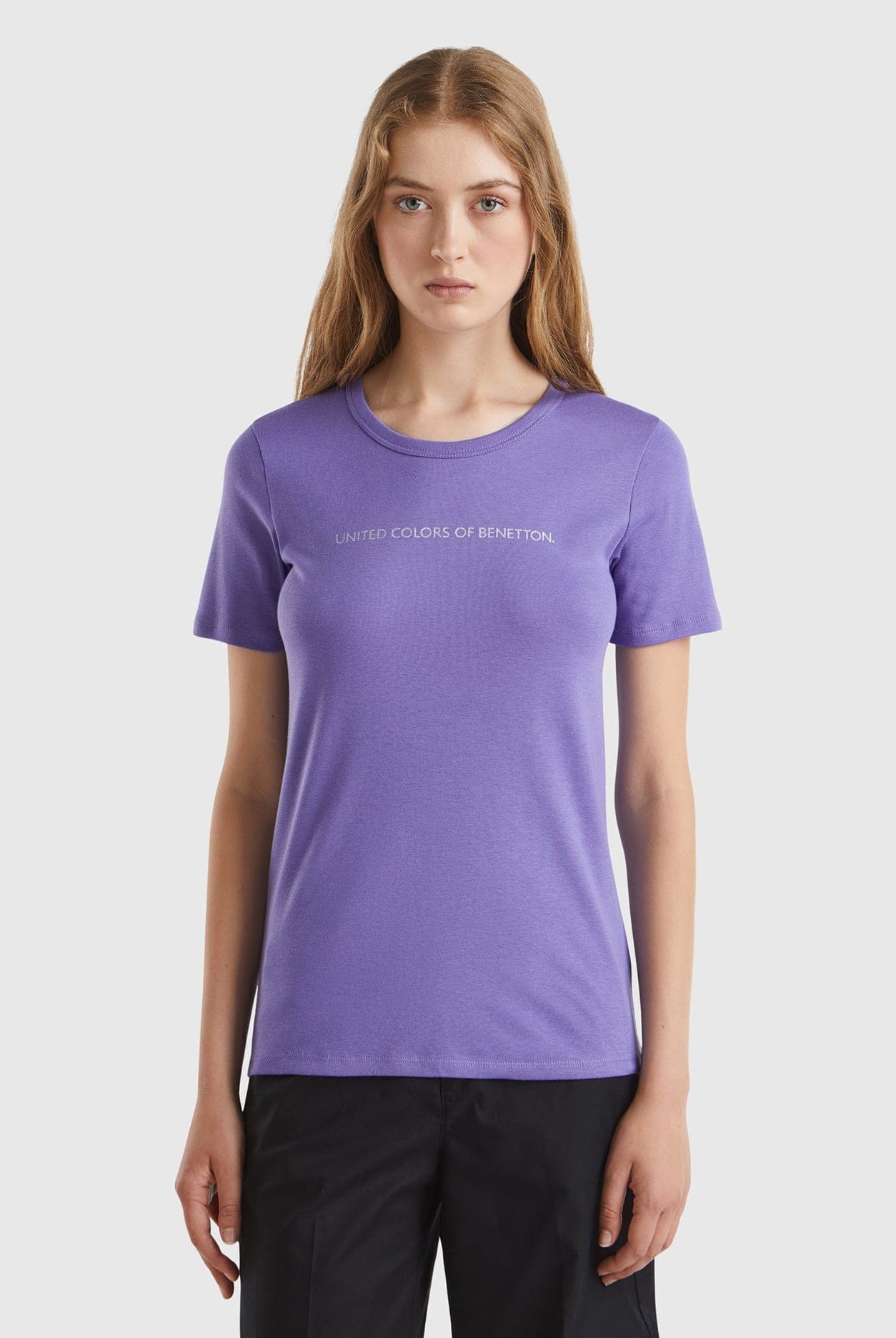 يونايتد كولورز اوف بينيتون تي شيرت نسائي قطن مع شعار مطبوع بلمعة