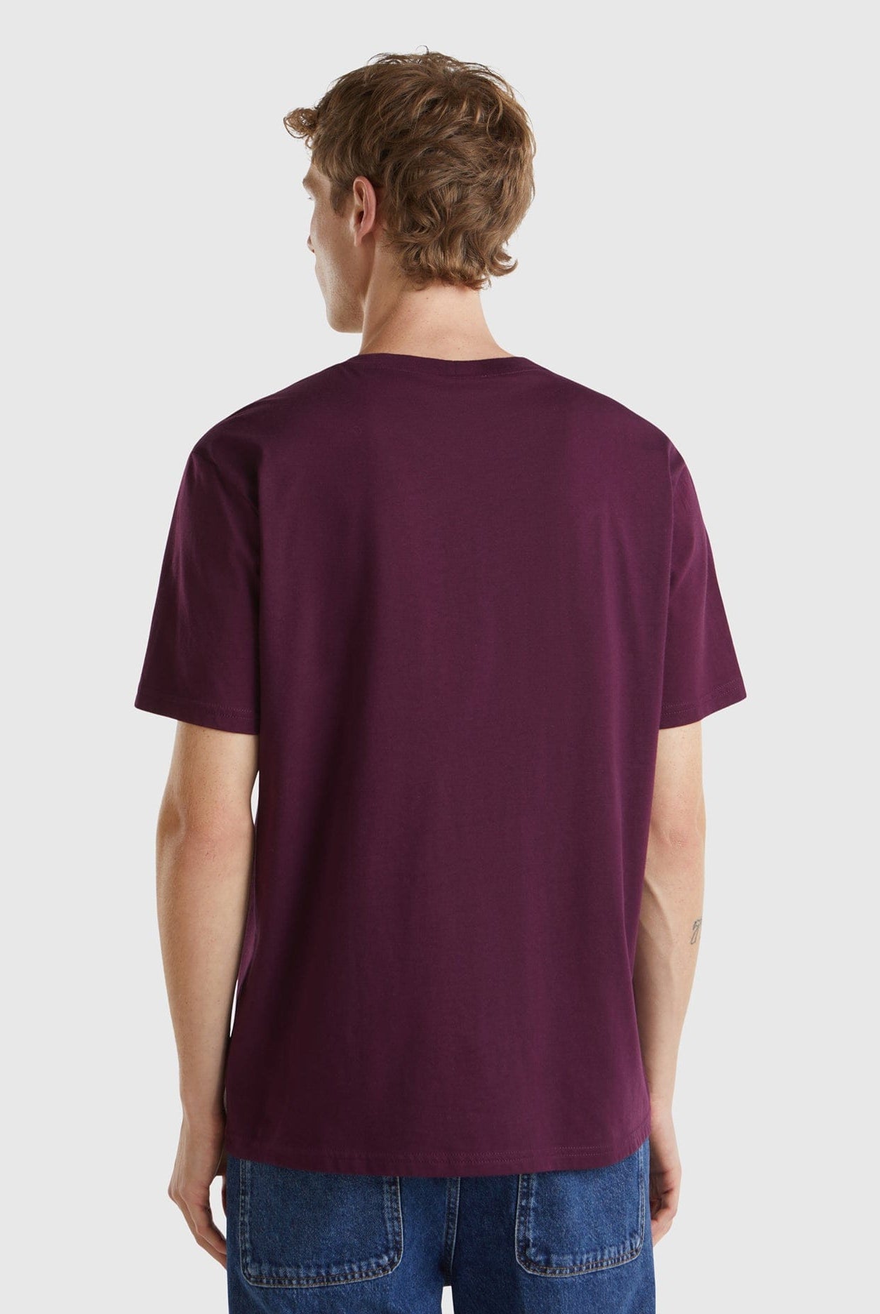 يونايتد كولورز اوف بينيتون تي شيرت رجالي بطبعة على الصدر