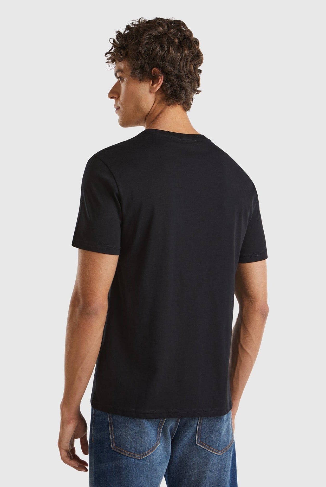 يونايتد كولورز اوف بينيتون تي شيرت رجالي بطبعة على الصدر