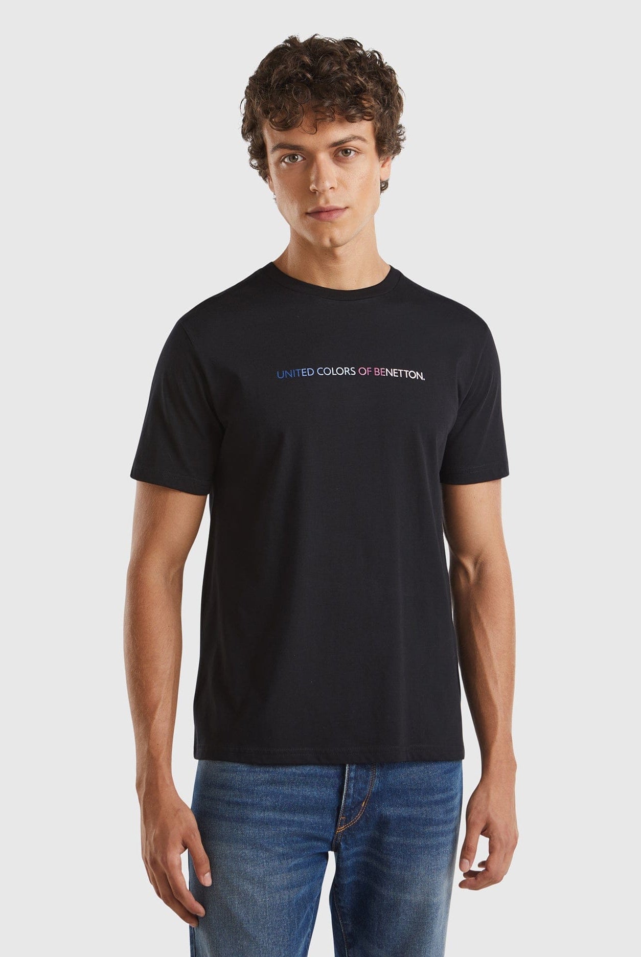 يونايتد كولورز اوف بينيتون تي شيرت رجالي بطبعة على الصدر