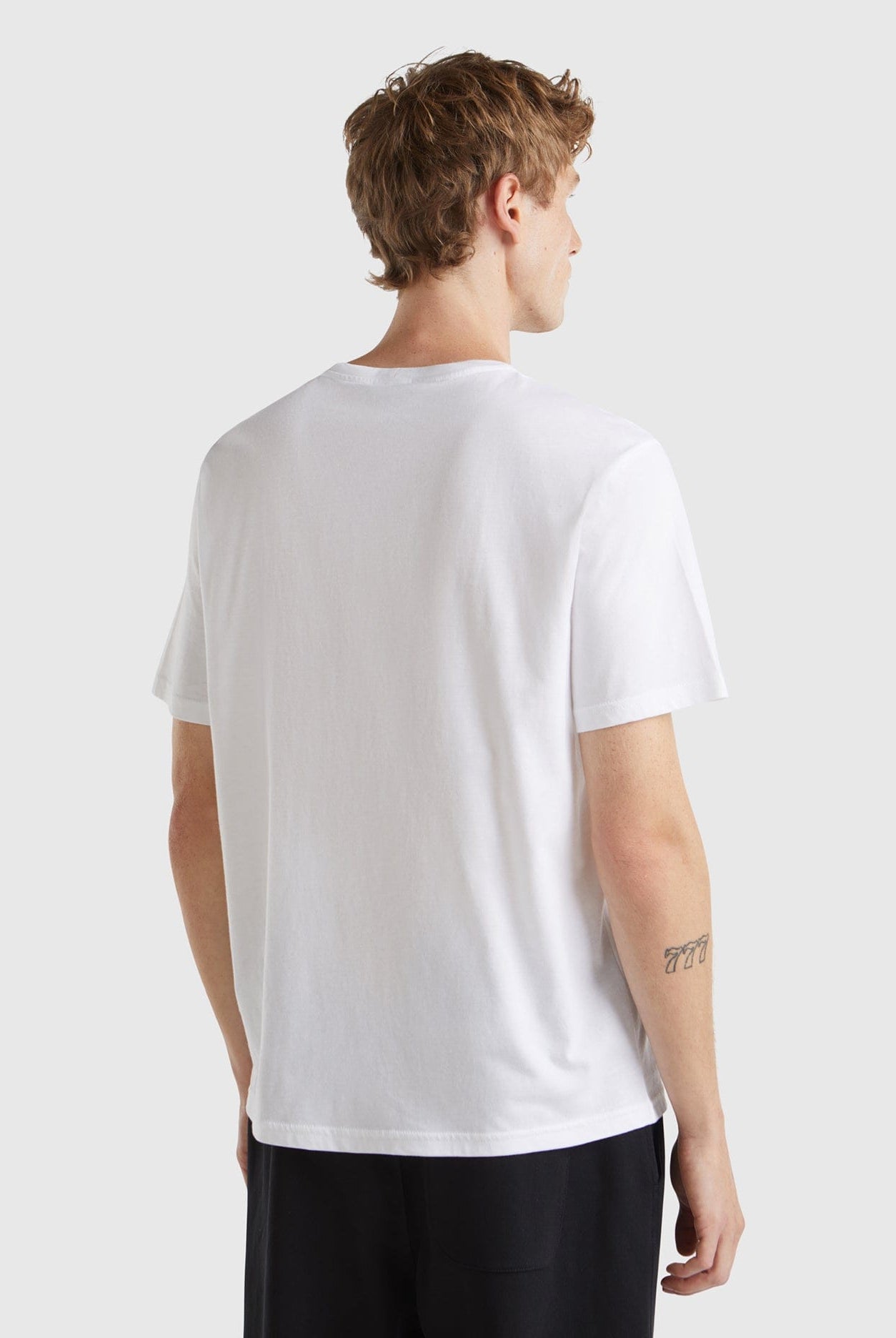 يونايتد كولورز اوف بينيتون تي شيرت رجالي بطبعة على الصدر