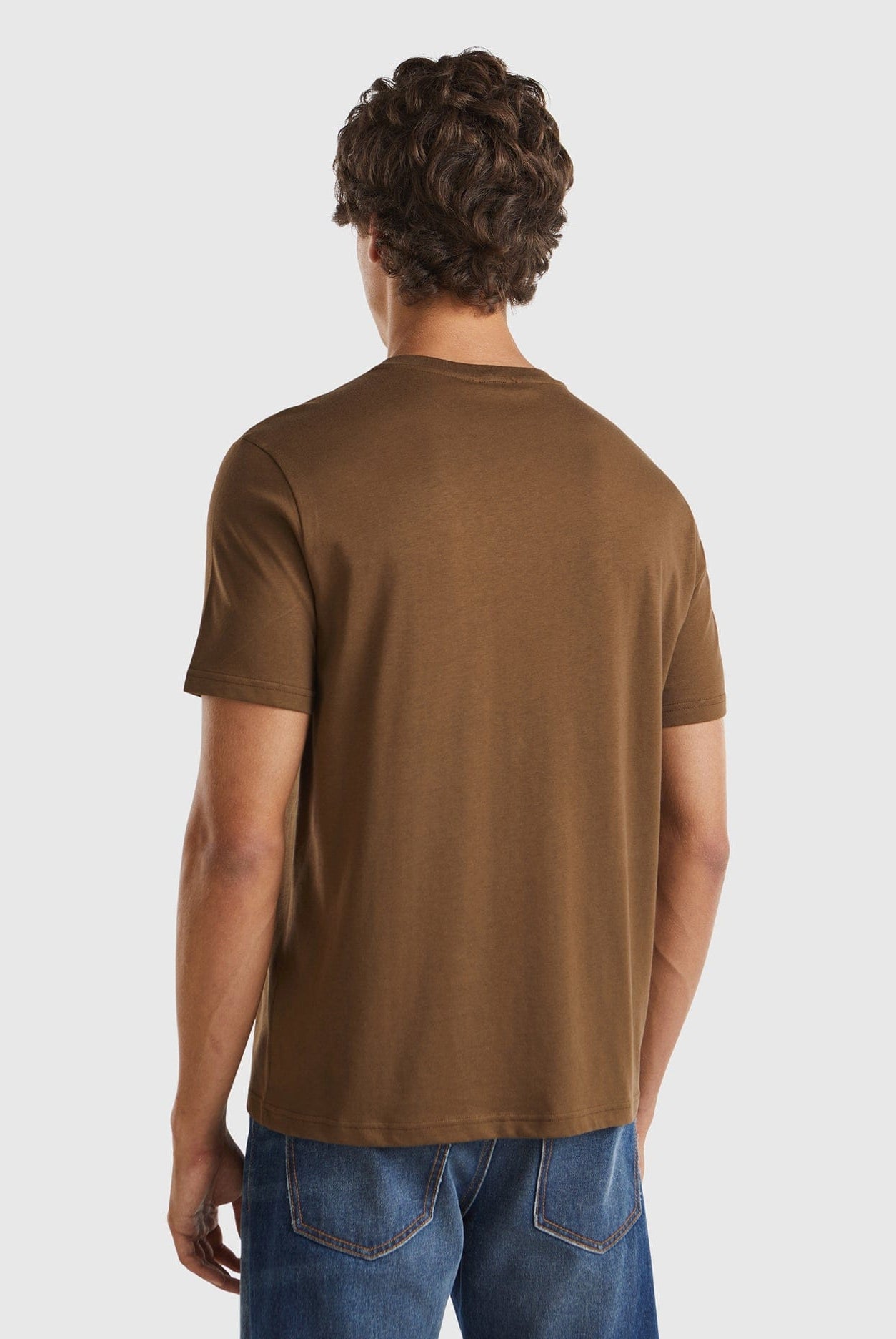 يونايتد كولورز اوف بينيتون تي شيرت رجالي بأكمام قصيرة وشعار على الصدر رقبة دائرية