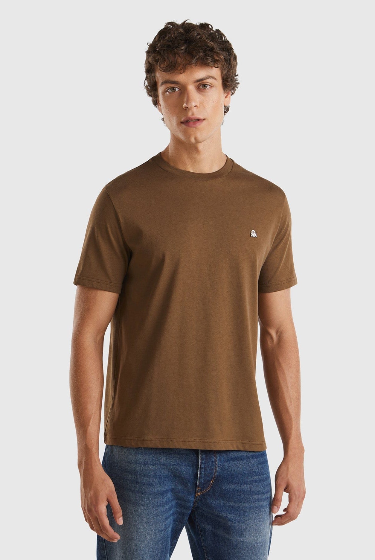 يونايتد كولورز اوف بينيتون تي شيرت رجالي بأكمام قصيرة وشعار على الصدر رقبة دائرية