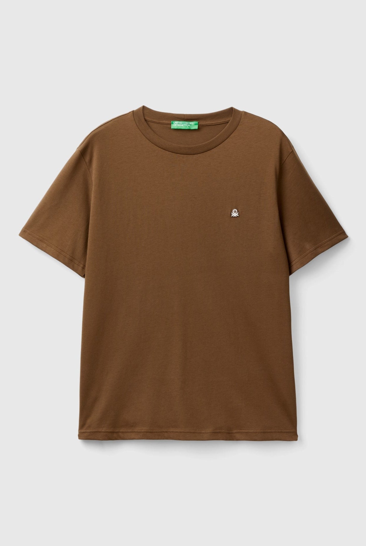 يونايتد كولورز اوف بينيتون تي شيرت رجالي بأكمام قصيرة وشعار على الصدر رقبة دائرية
