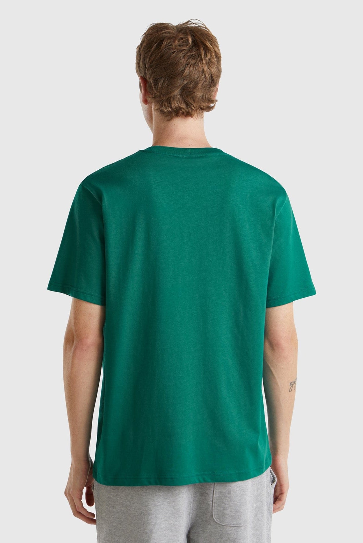 يونايتد كولورز اوف بينيتون تي شيرت رجالي بأكمام قصيرة وشعار على الصدر رقبة دائرية