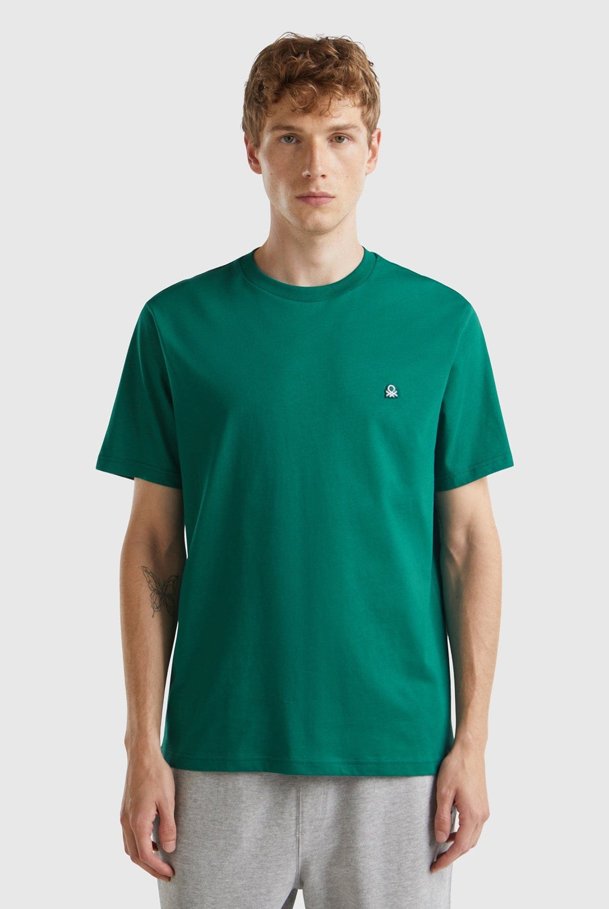 يونايتد كولورز اوف بينيتون تي شيرت رجالي بأكمام قصيرة وشعار على الصدر رقبة دائرية