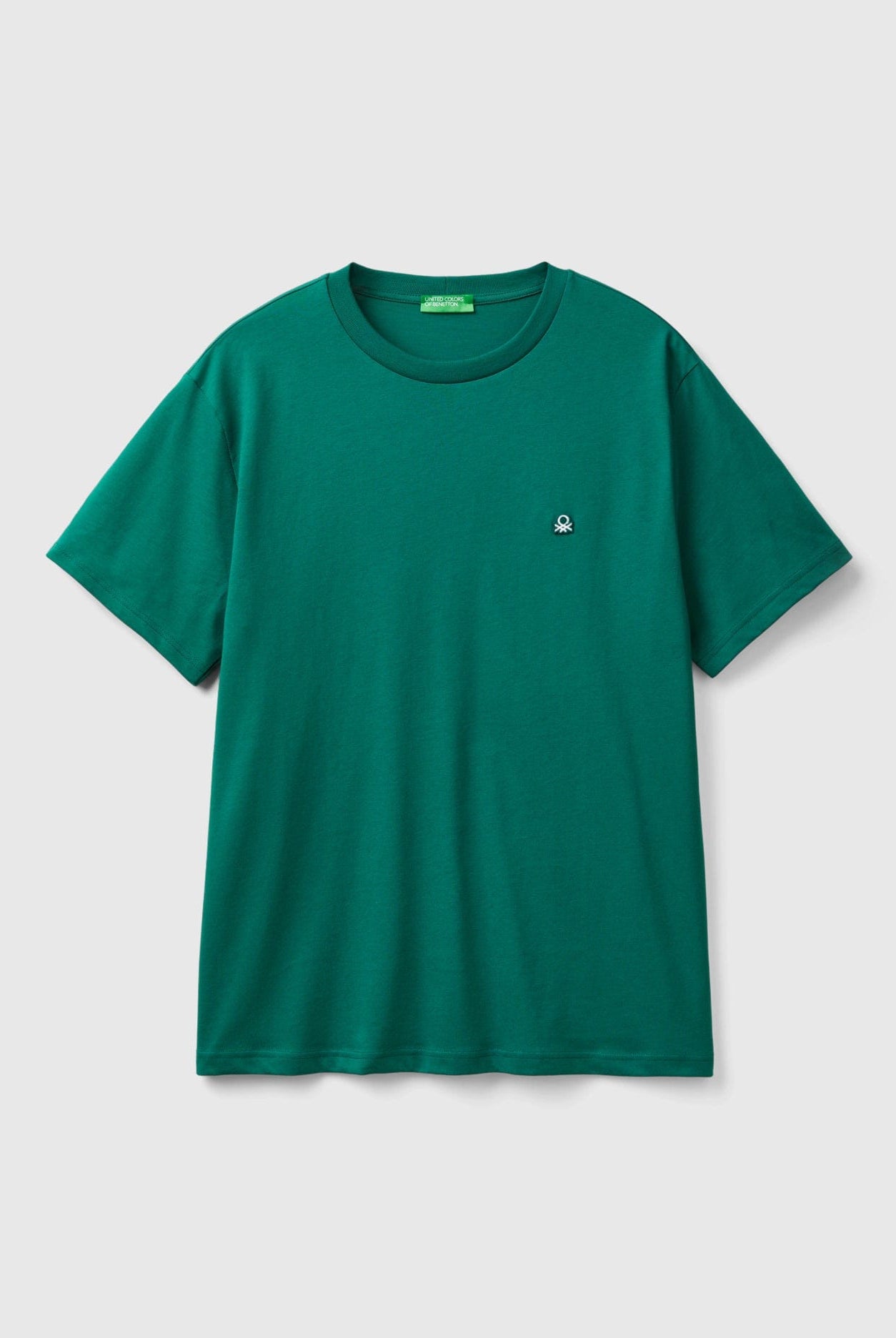 يونايتد كولورز اوف بينيتون تي شيرت رجالي بأكمام قصيرة وشعار على الصدر رقبة دائرية