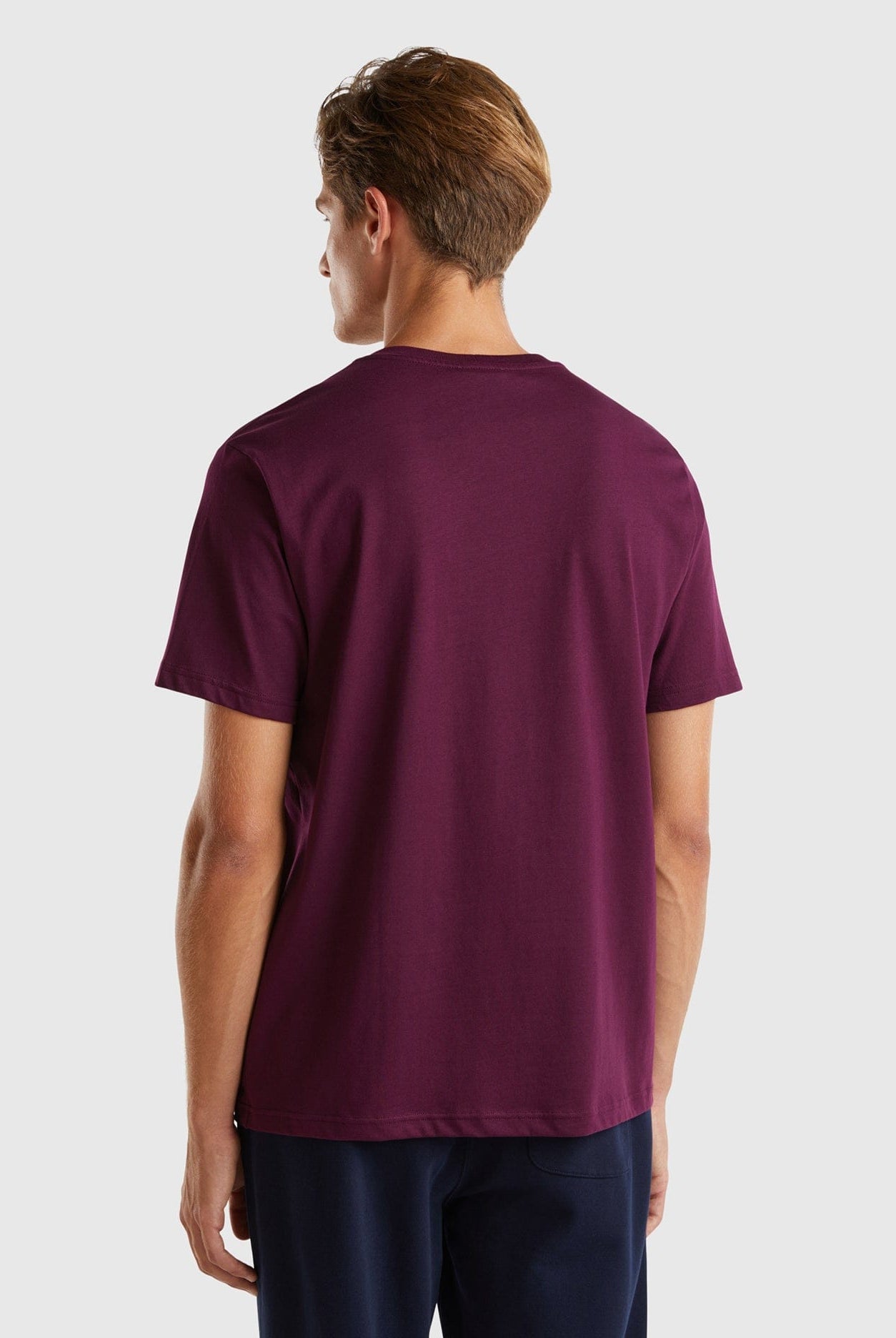 يونايتد كولورز اوف بينيتون تي شيرت رجالي بأكمام قصيرة وشعار على الصدر رقبة دائرية