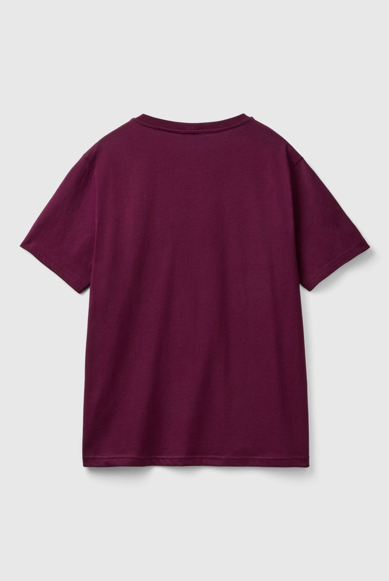 يونايتد كولورز اوف بينيتون تي شيرت رجالي بأكمام قصيرة وشعار على الصدر رقبة دائرية