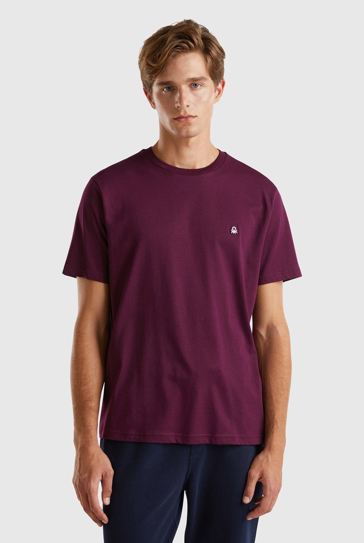 يونايتد كولورز اوف بينيتون تي شيرت رجالي بأكمام قصيرة وشعار على الصدر رقبة دائرية