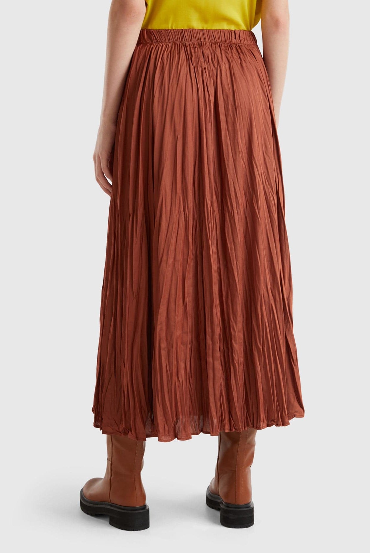 يونايتد كولورز اوف بينيتون تنورة نسائية طويلة مطوية بمظهر ساتان مجعد