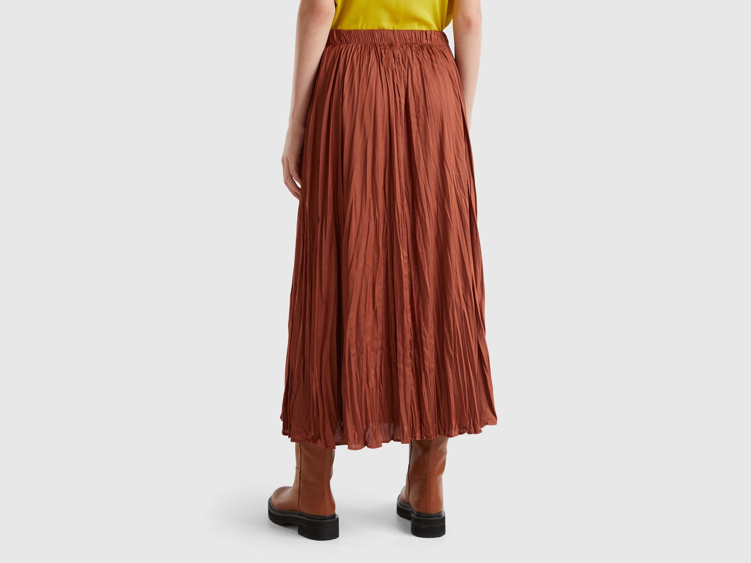 يونايتد كولورز اوف بينيتون تنورة نسائية طويلة مطوية بمظهر ساتان مجعد