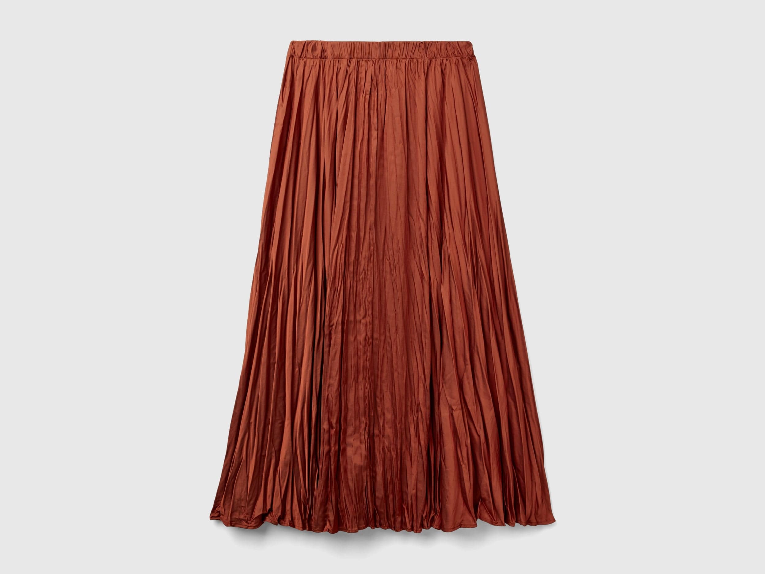 يونايتد كولورز اوف بينيتون تنورة نسائية طويلة مطوية بمظهر ساتان مجعد