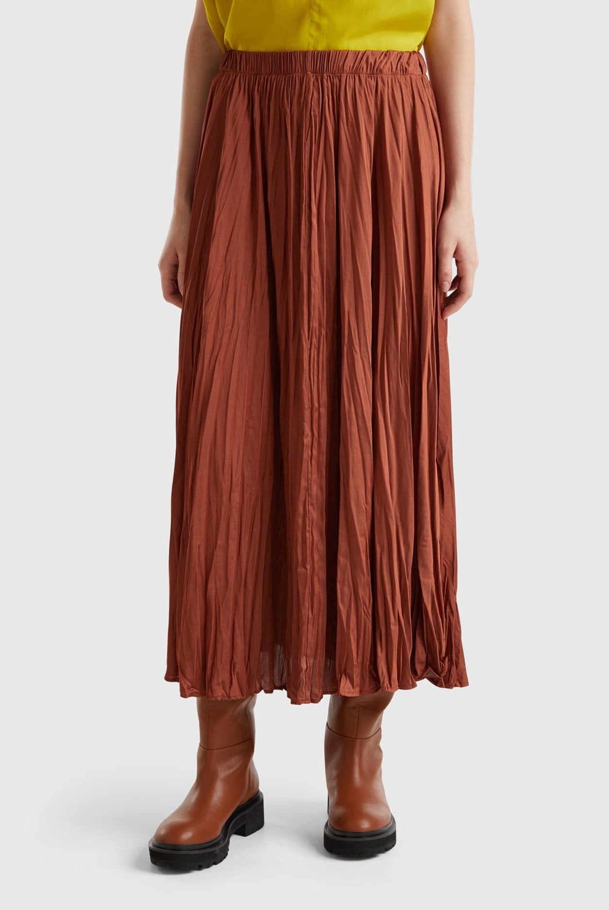 يونايتد كولورز اوف بينيتون تنورة نسائية طويلة مطوية بمظهر ساتان مجعد