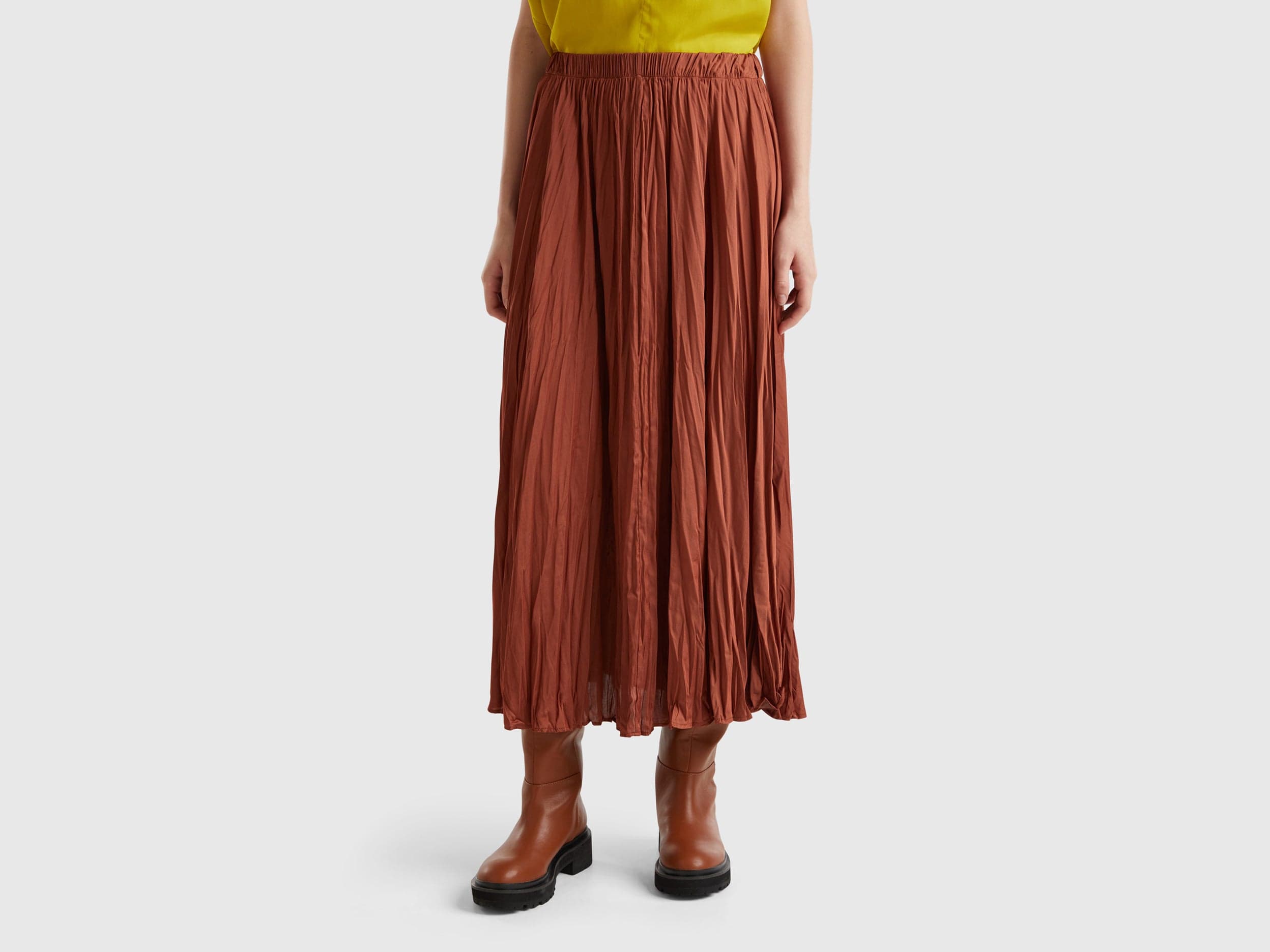 يونايتد كولورز اوف بينيتون تنورة نسائية طويلة مطوية بمظهر ساتان مجعد