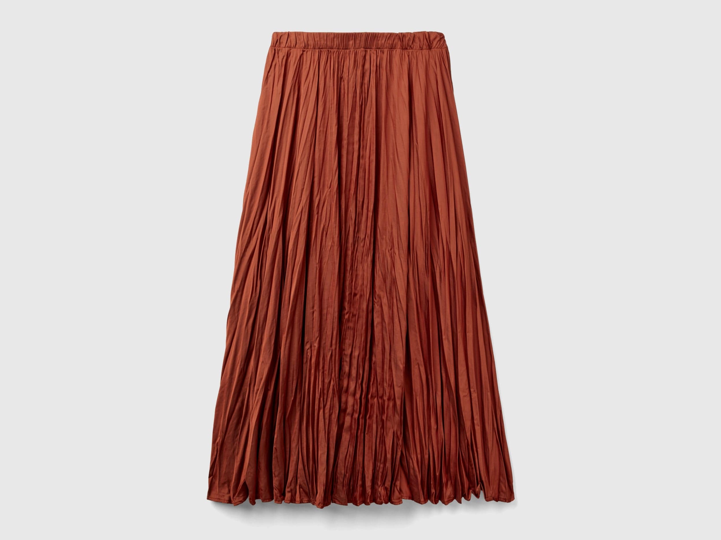 يونايتد كولورز اوف بينيتون تنورة نسائية طويلة مطوية بمظهر ساتان مجعد