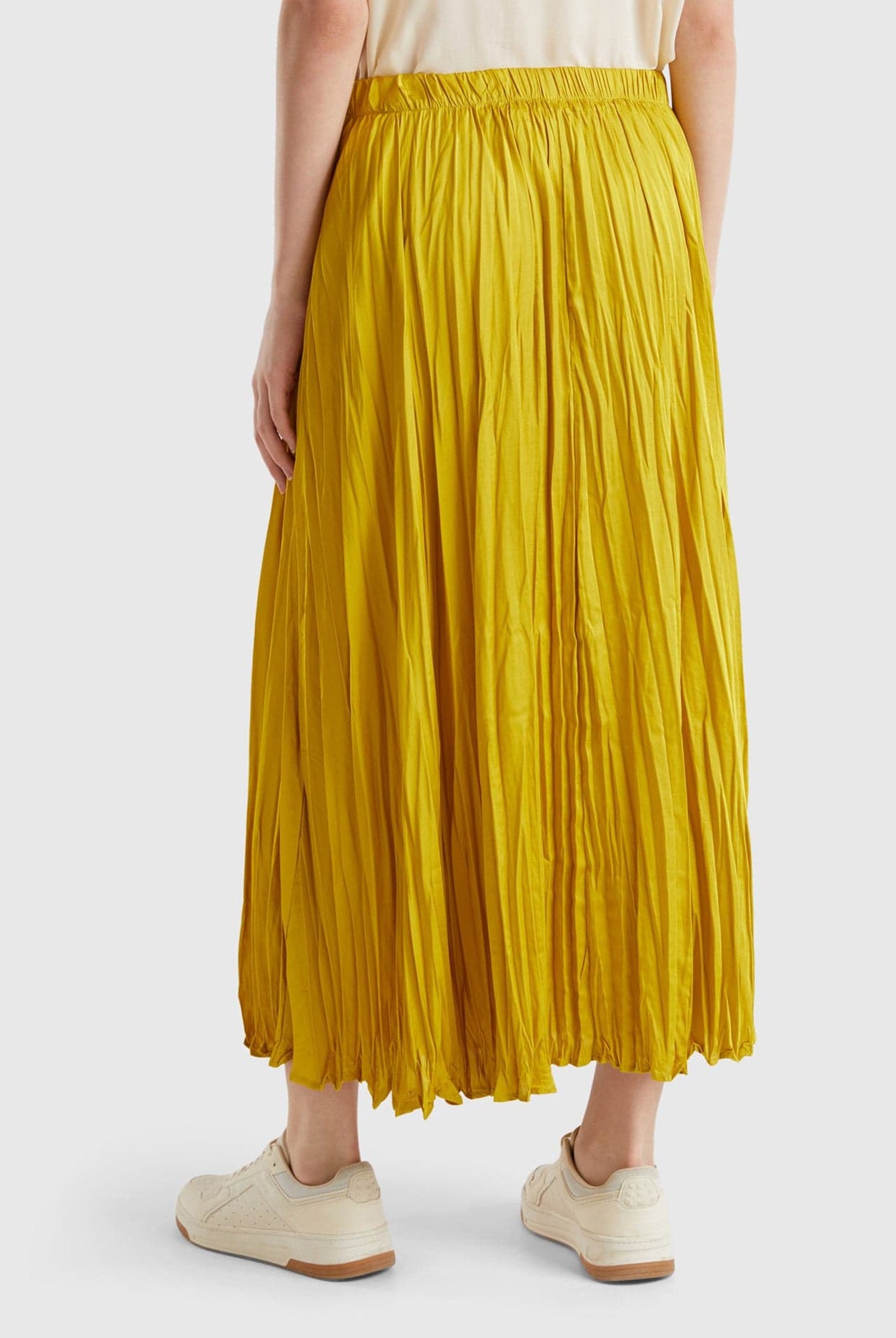 يونايتد كولورز اوف بينيتون تنورة نسائية طويلة مطوية بمظهر ساتان مجعد