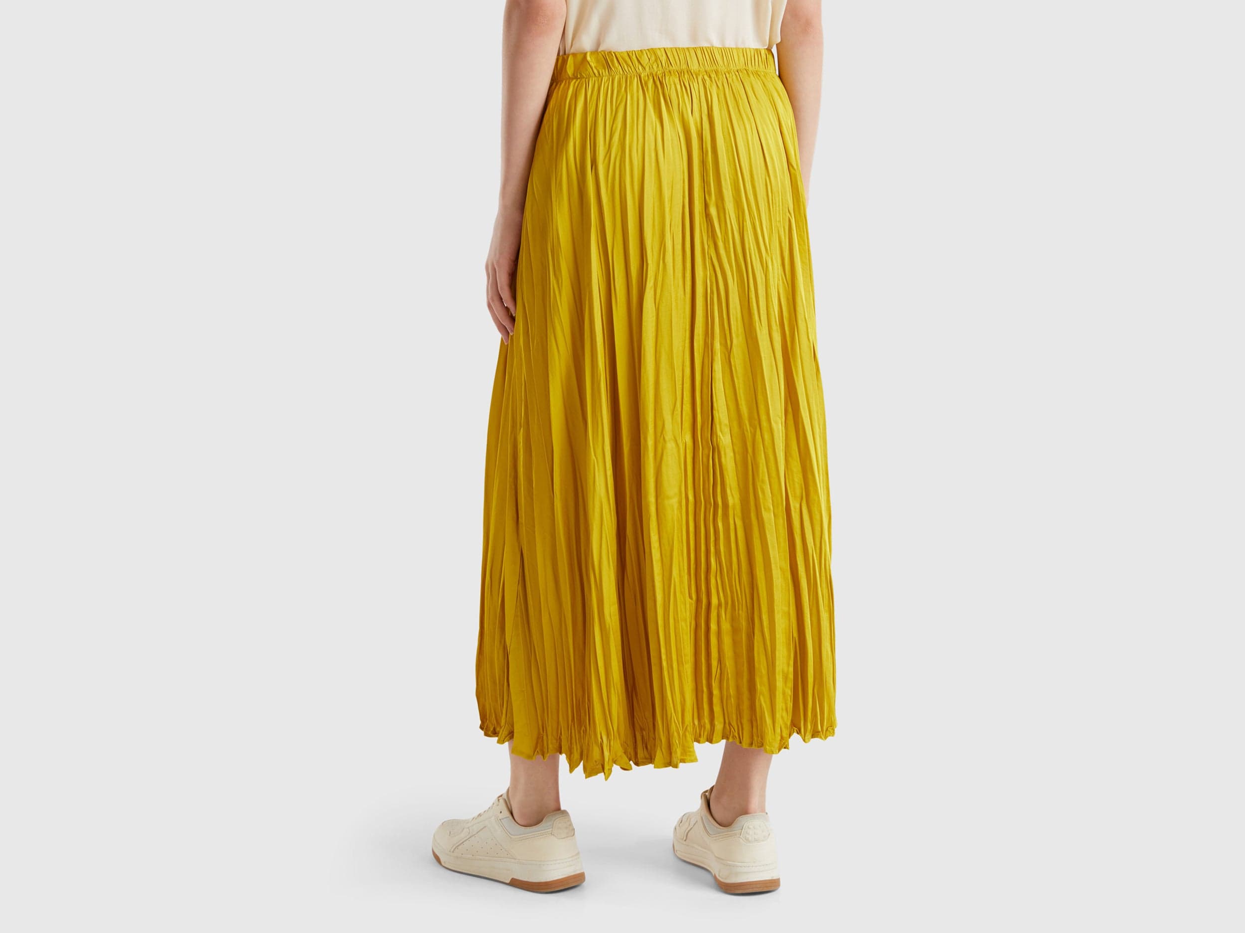 يونايتد كولورز اوف بينيتون تنورة نسائية طويلة مطوية بمظهر ساتان مجعد