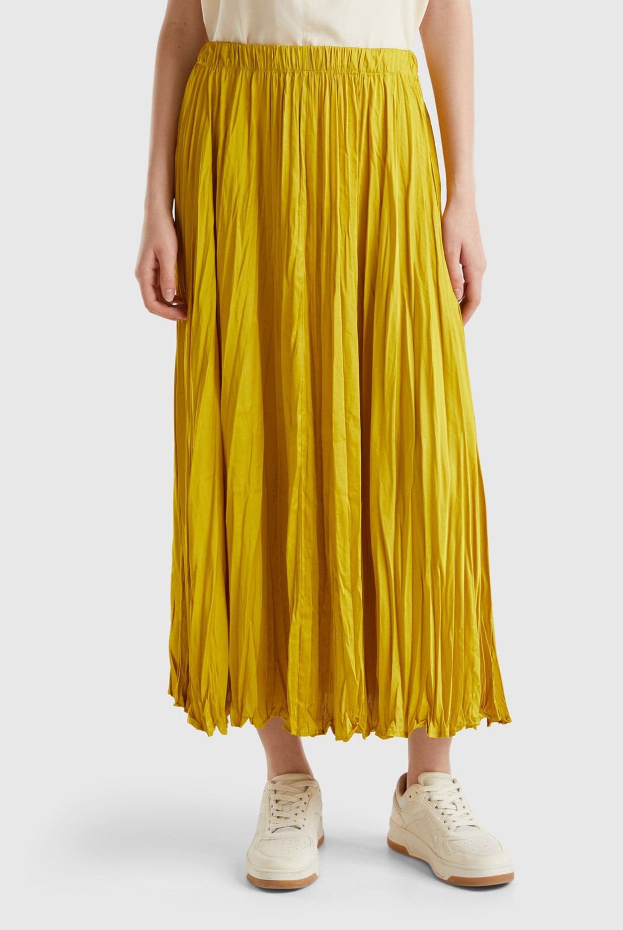 يونايتد كولورز اوف بينيتون تنورة نسائية طويلة مطوية بمظهر ساتان مجعد