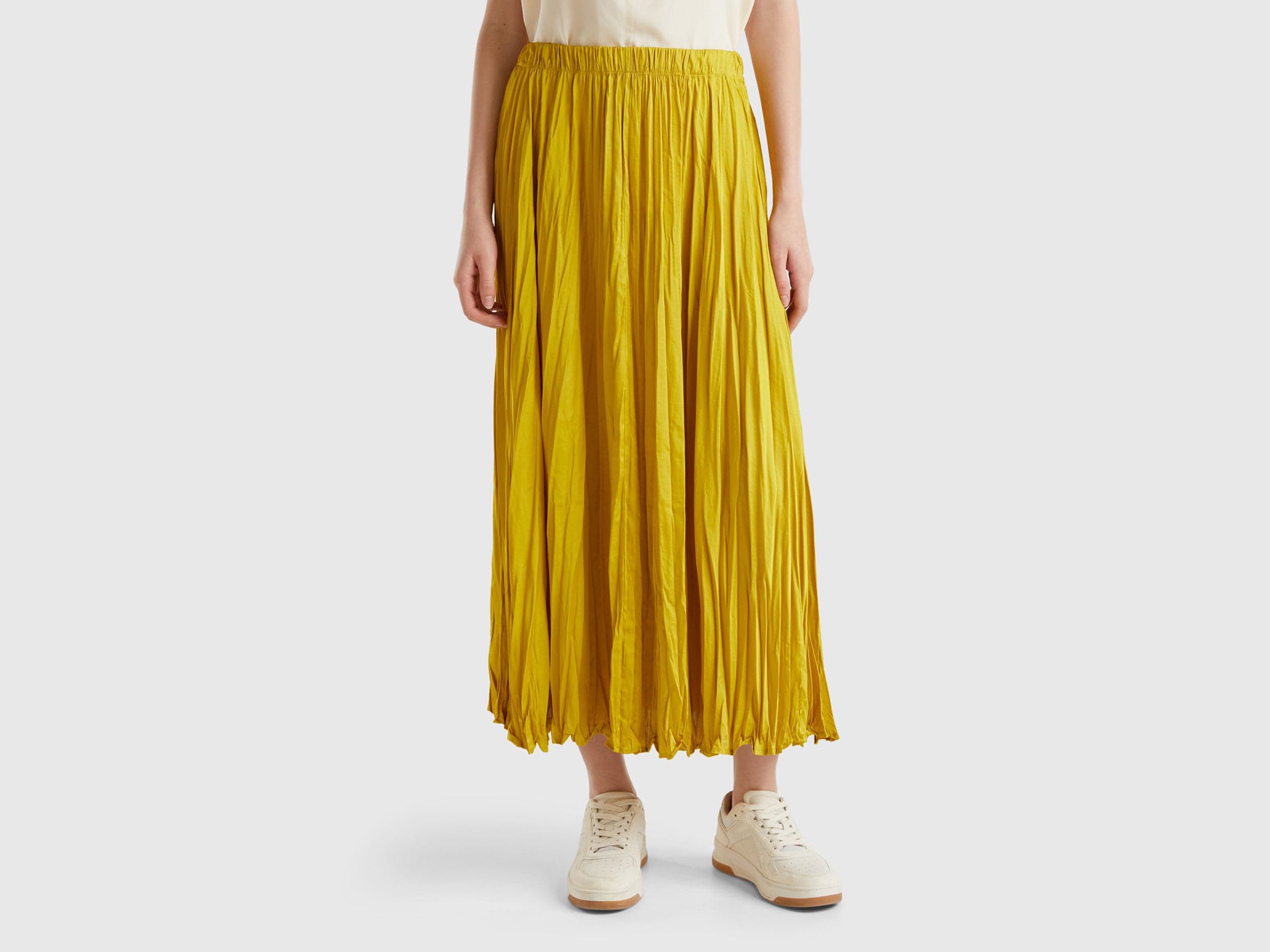 يونايتد كولورز اوف بينيتون تنورة نسائية طويلة مطوية بمظهر ساتان مجعد