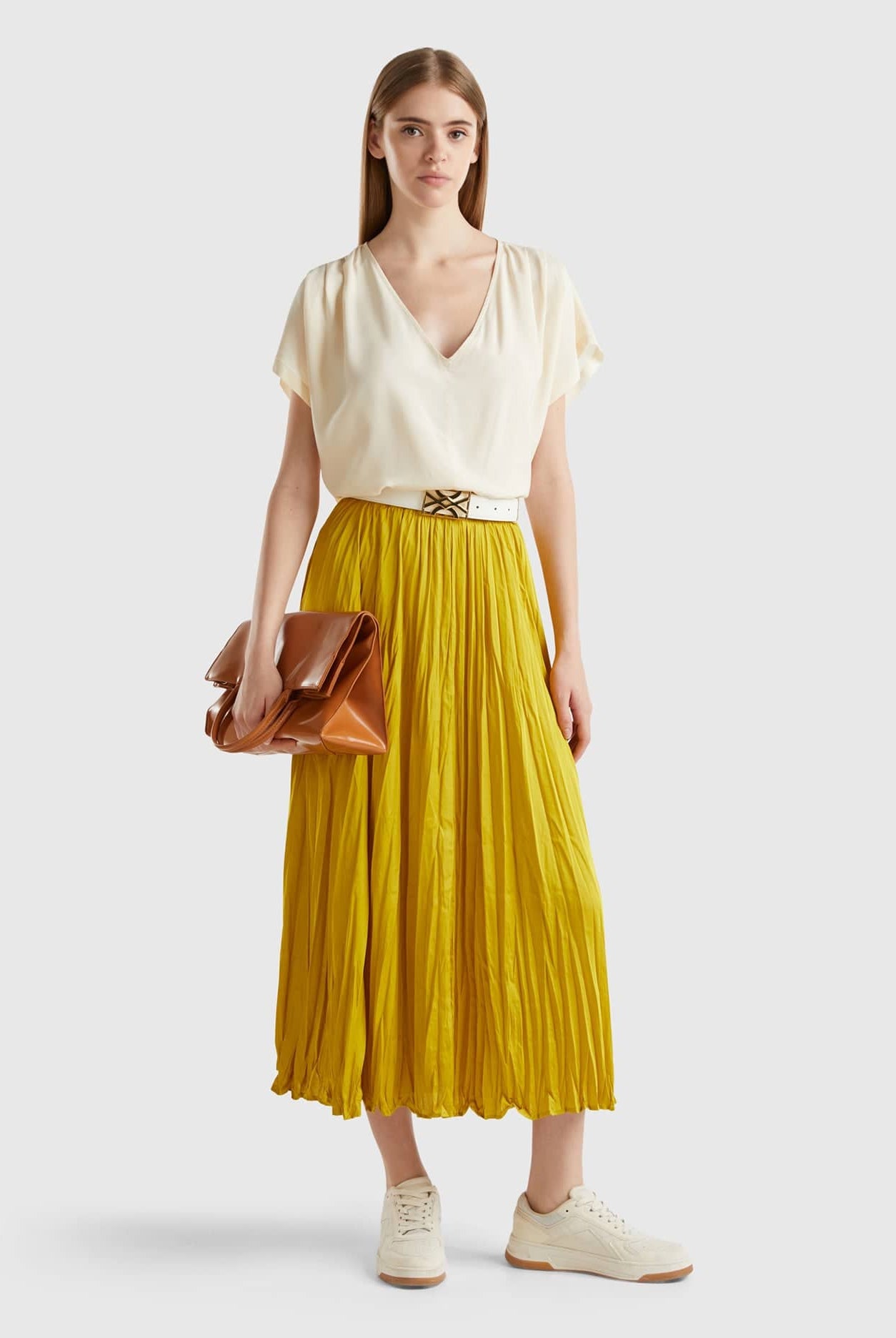 يونايتد كولورز اوف بينيتون تنورة نسائية طويلة مطوية بمظهر ساتان مجعد