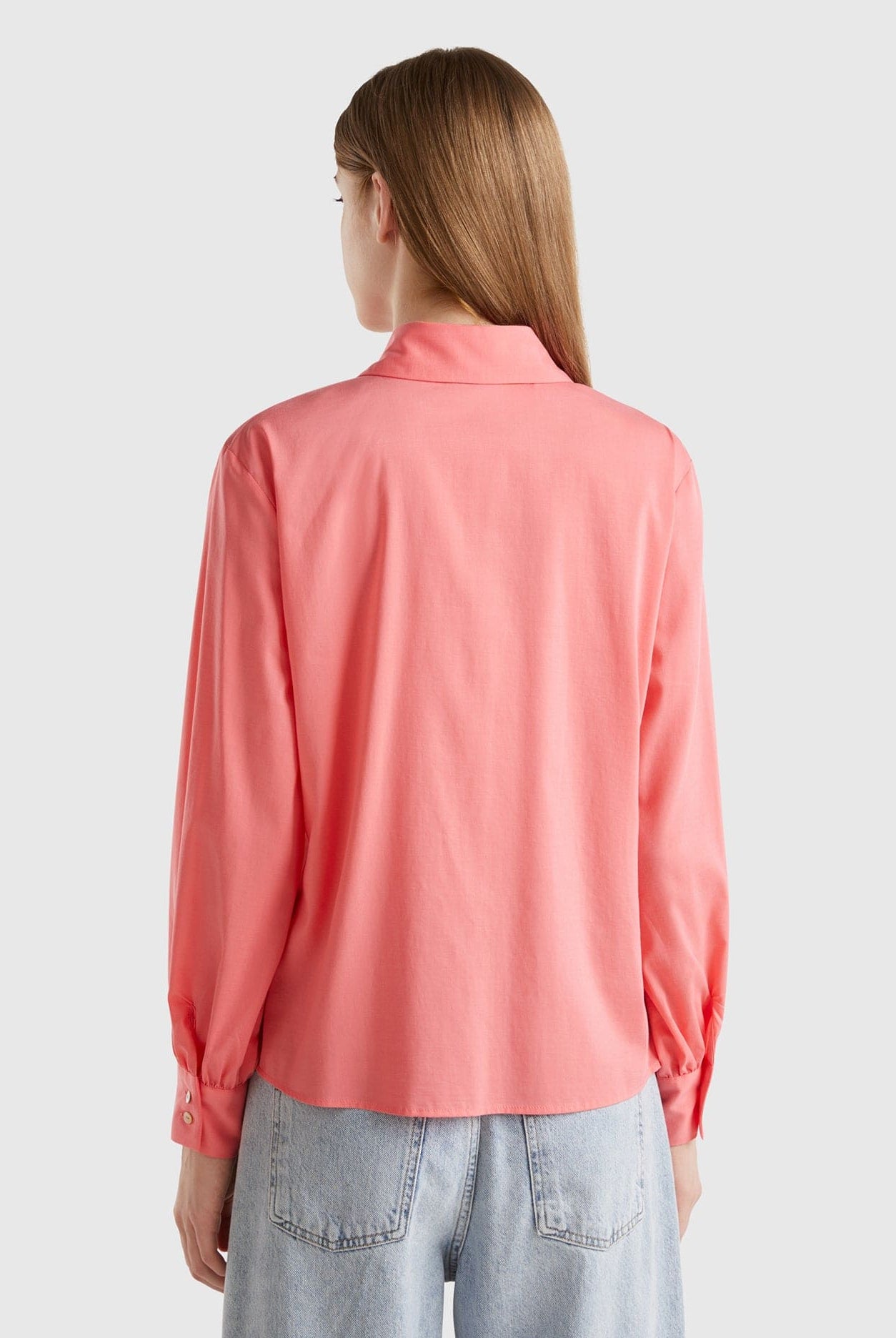 يونايتد كولورز اوف بينيتون قميص نسائي بأكمام طويلة بياقة مدببة وبأزرار من الأمام