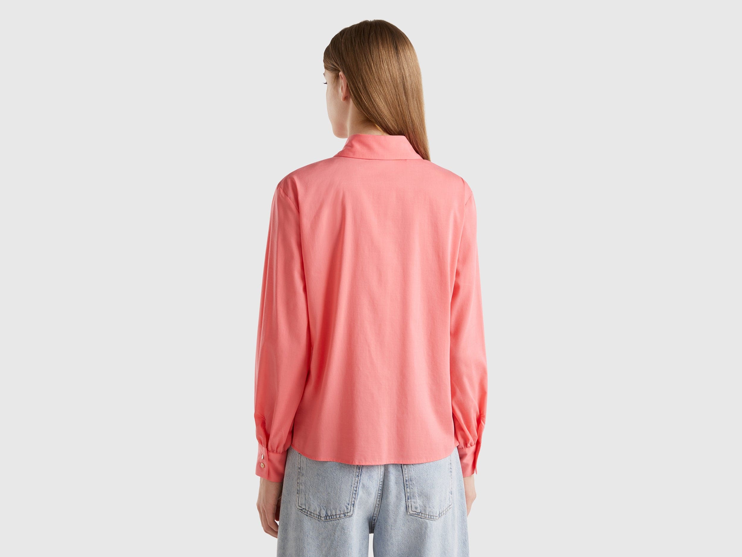 يونايتد كولورز اوف بينيتون قميص نسائي بأكمام طويلة بياقة مدببة وبأزرار من الأمام