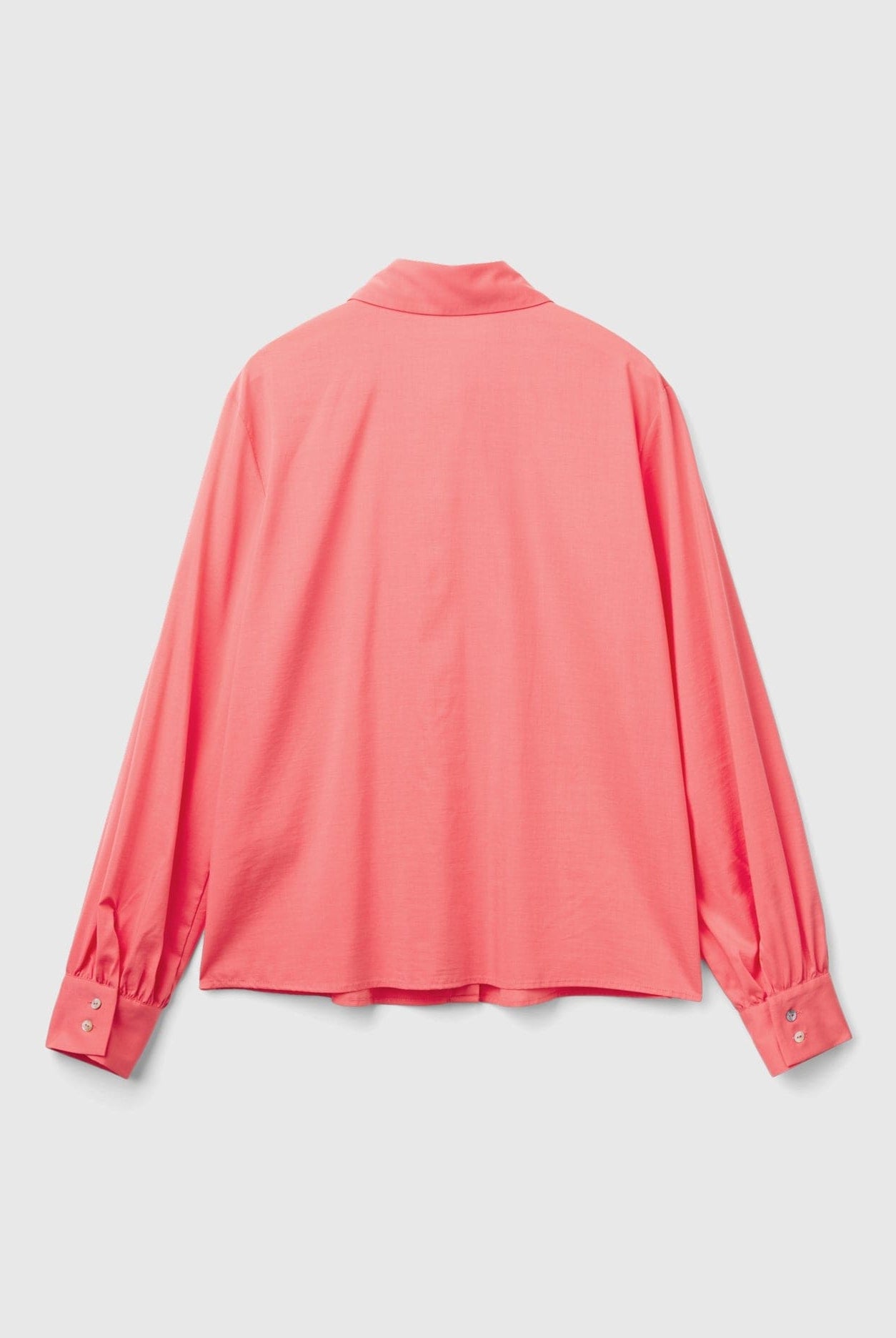 يونايتد كولورز اوف بينيتون قميص نسائي بأكمام طويلة بياقة مدببة وبأزرار من الأمام