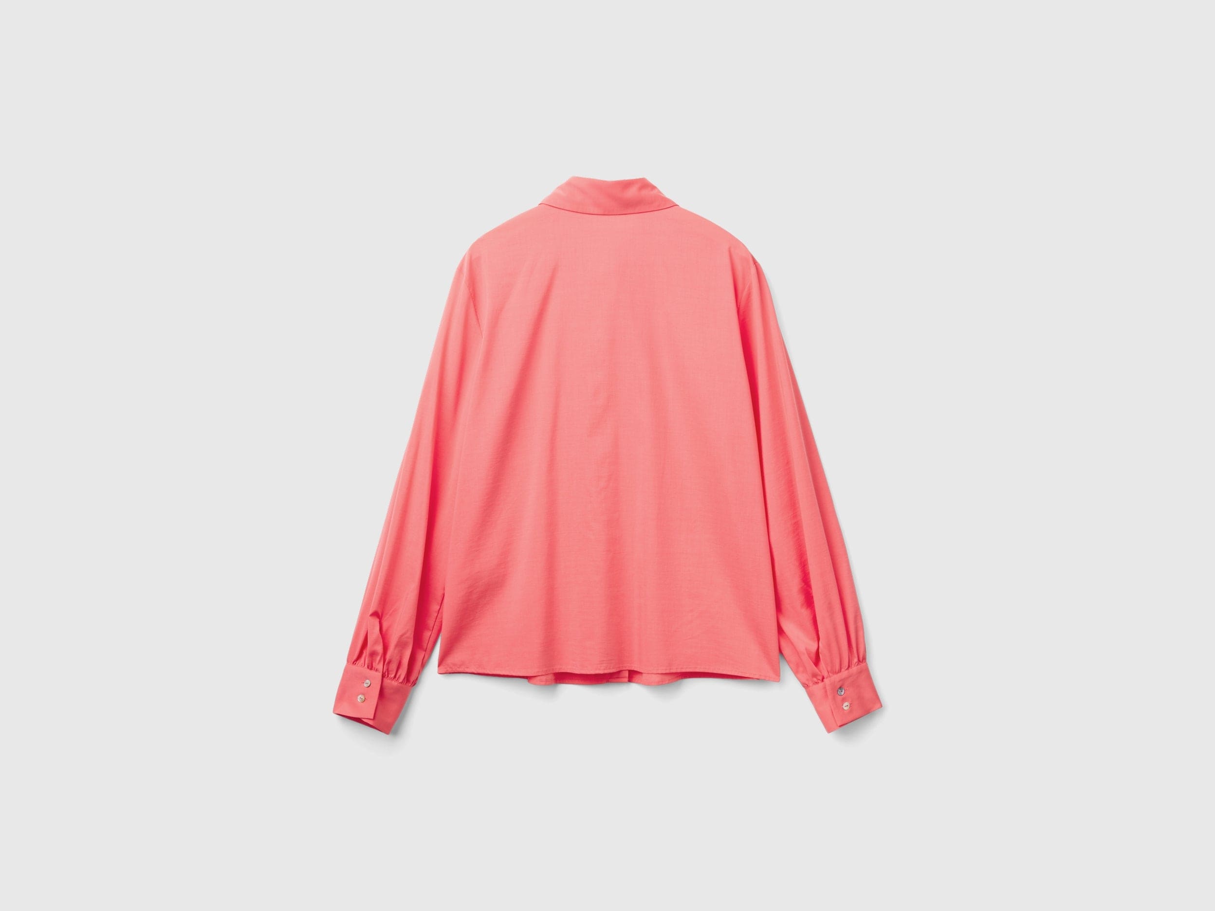 يونايتد كولورز اوف بينيتون قميص نسائي بأكمام طويلة بياقة مدببة وبأزرار من الأمام