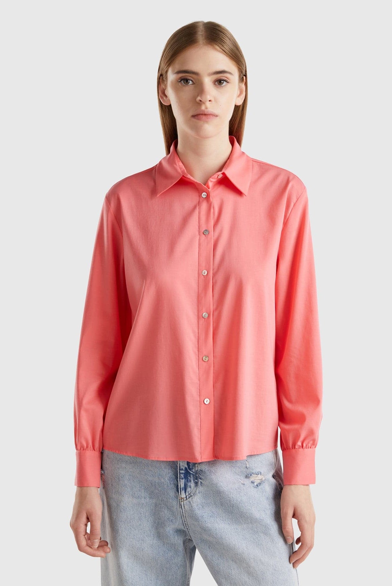 يونايتد كولورز اوف بينيتون قميص نسائي بأكمام طويلة بياقة مدببة وبأزرار من الأمام